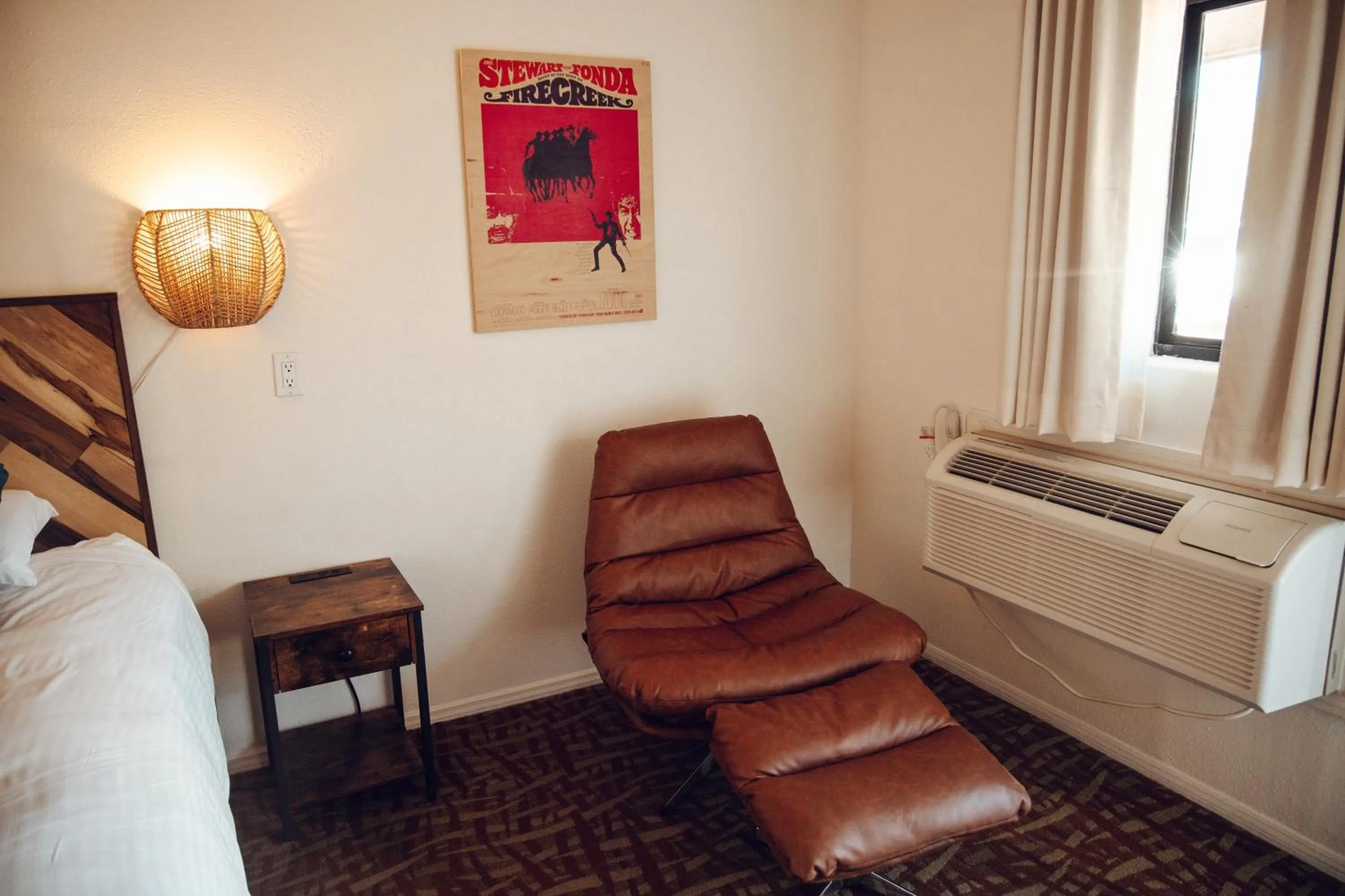 Seating area, Bed in Sugar Loaf Lodge