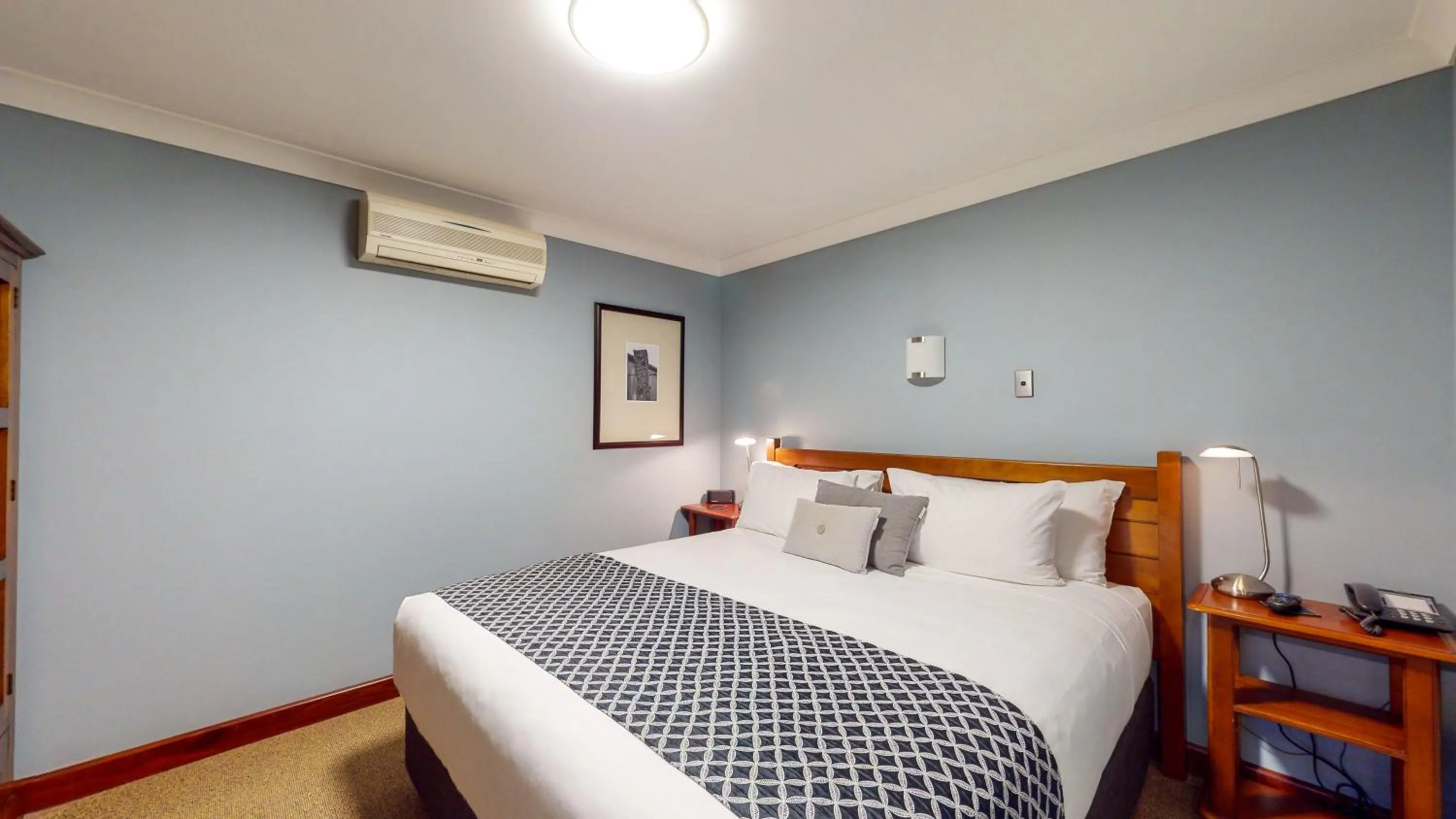 Bed in Quantum Lodge Motor Inn