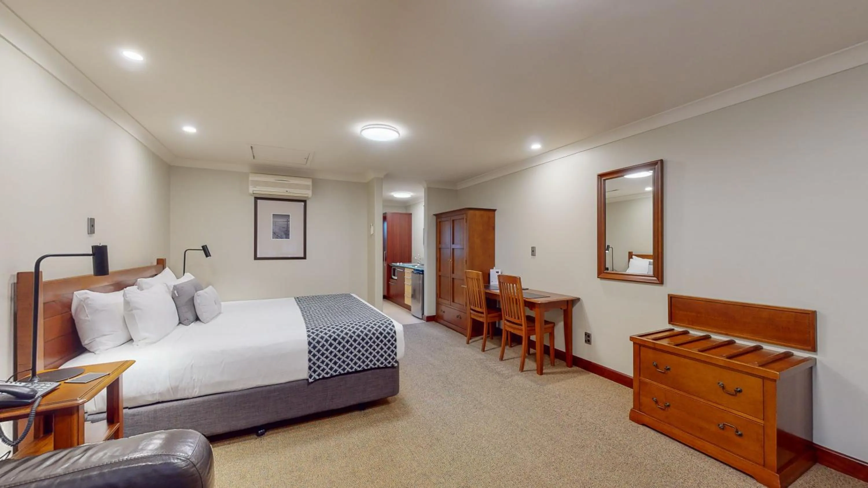 Bed in Quantum Lodge Motor Inn