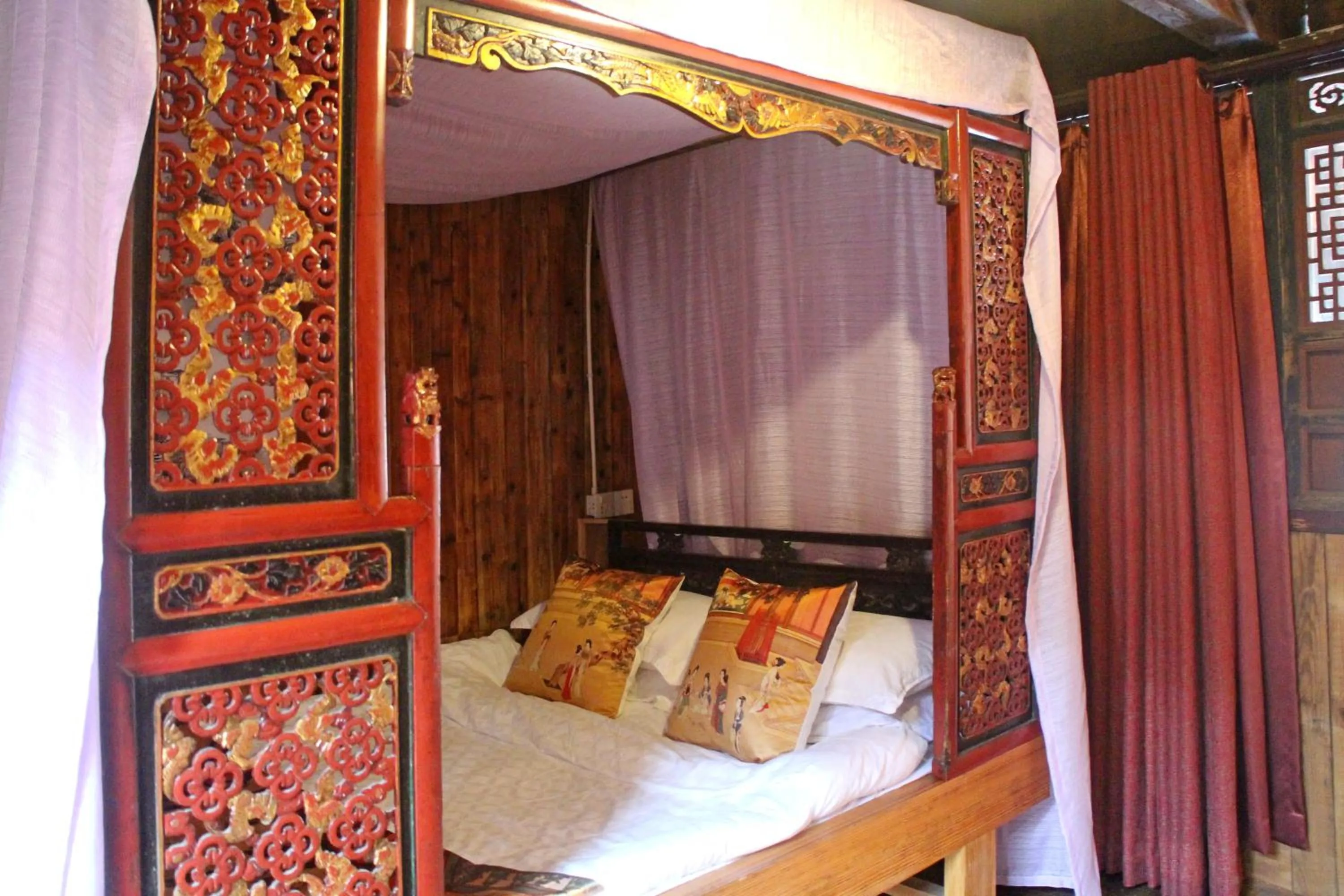 Photo of the whole room, Bed in Old Street Courtyard (Free Pick up Service)