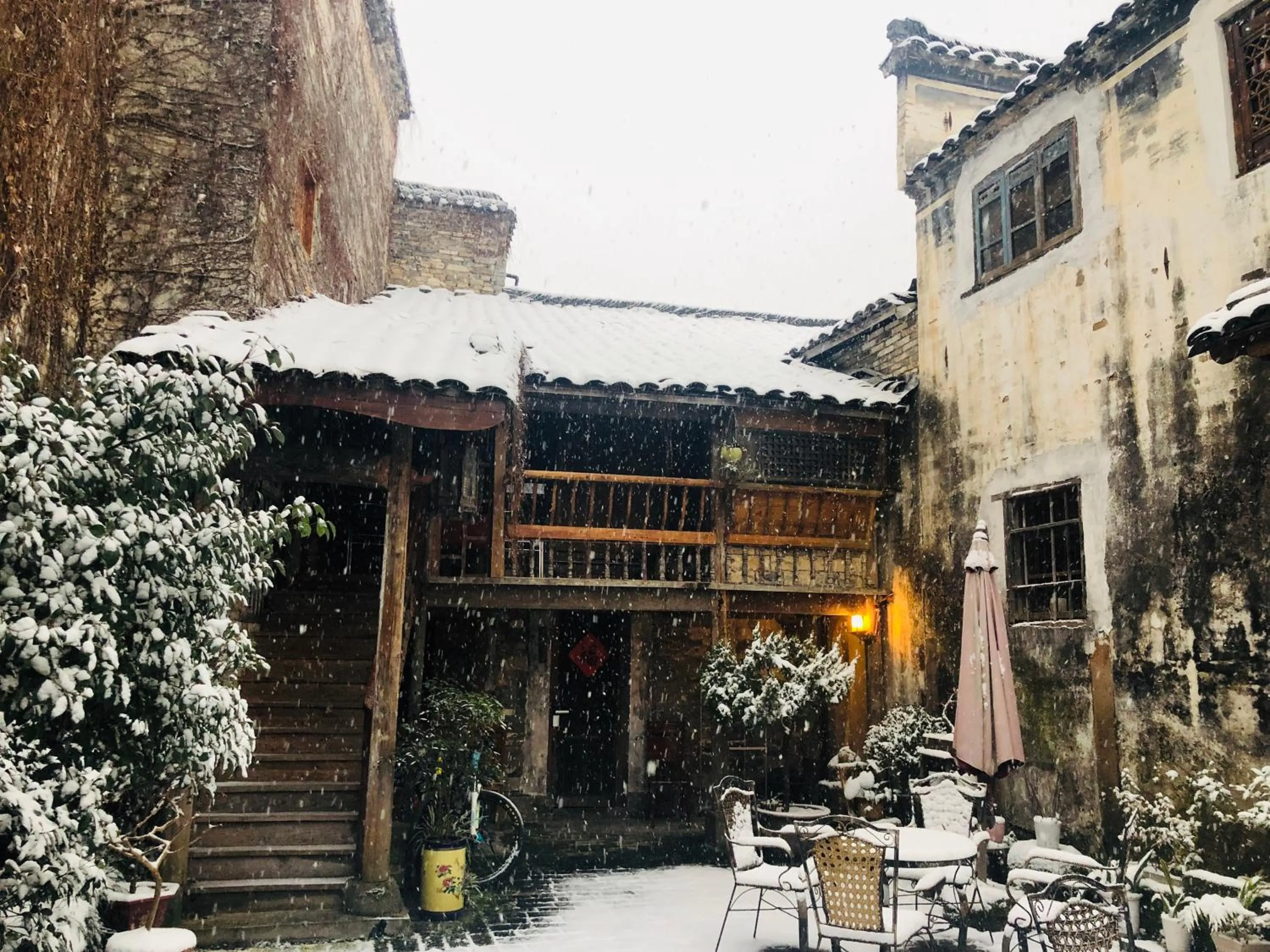Winter in Old Street Courtyard (Free Pick up Service)