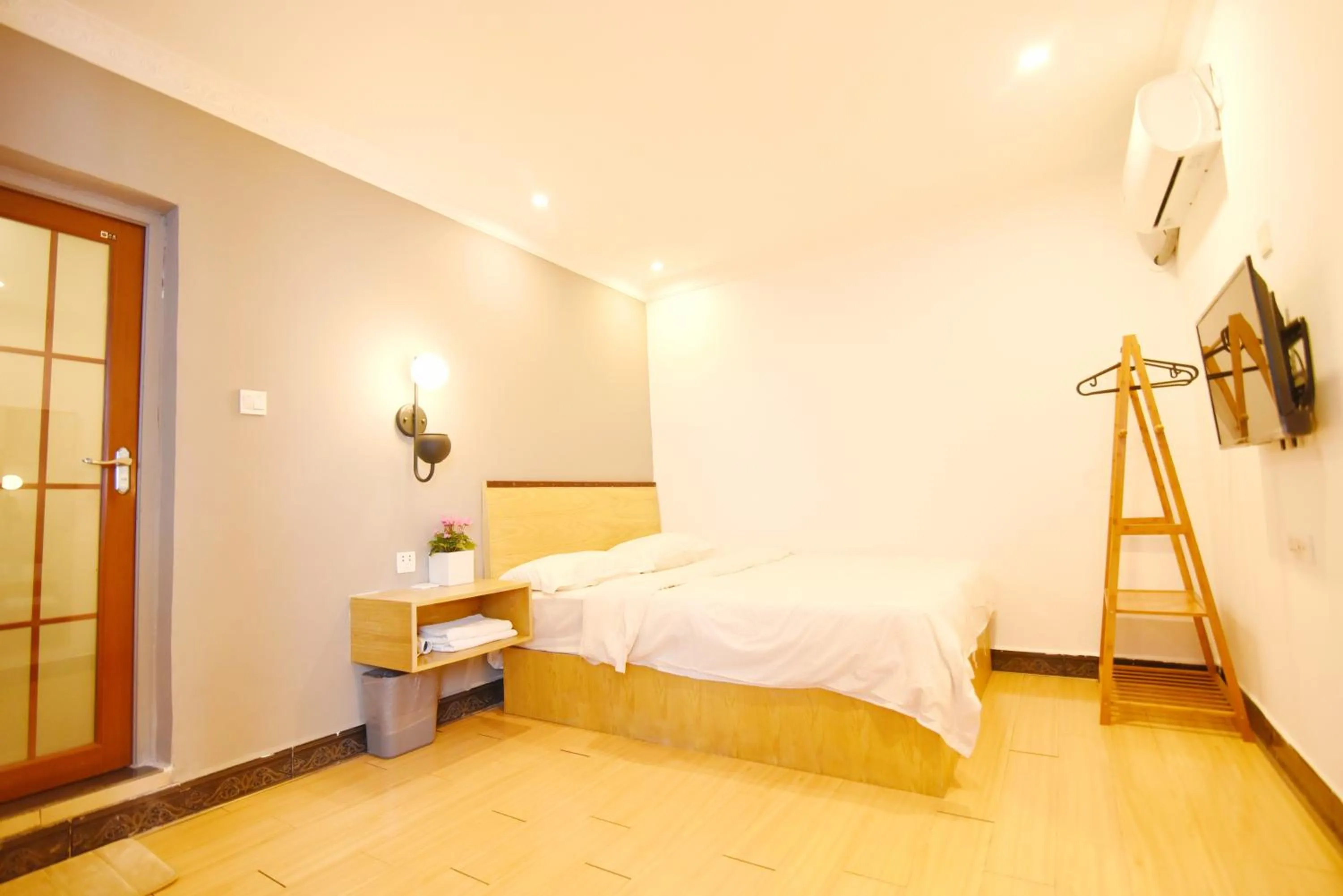 Decorative detail, Bed in Guilin Cyan Box Guest House