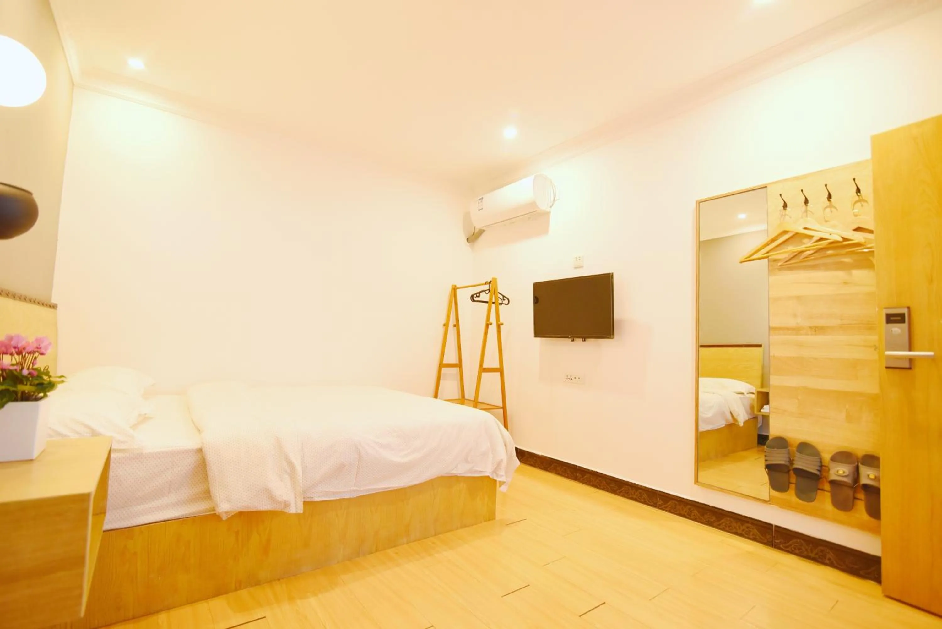 Photo of the whole room, Bed in Guilin Cyan Box Guest House