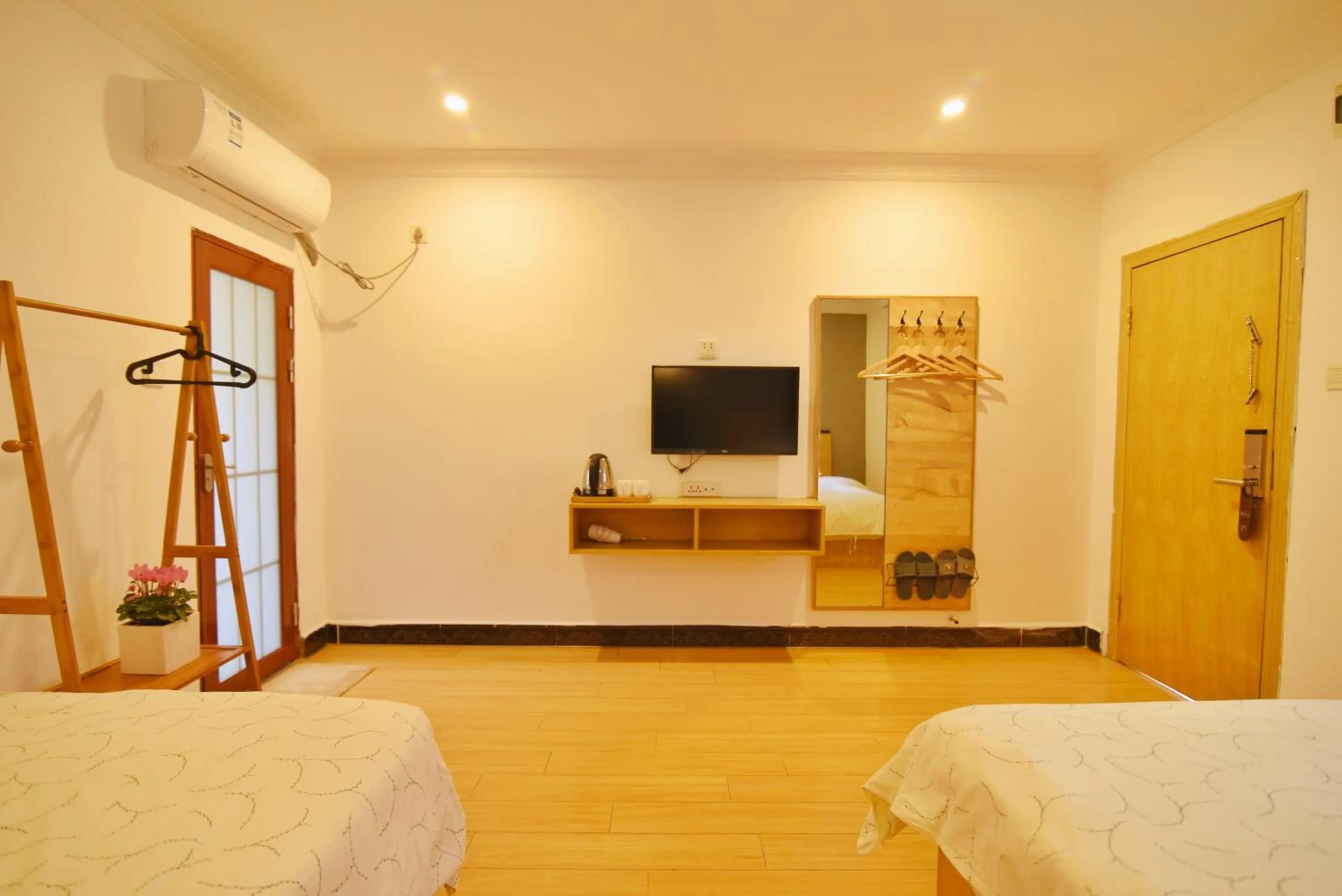 Photo of the whole room, Bed in Guilin Cyan Box Guest House
