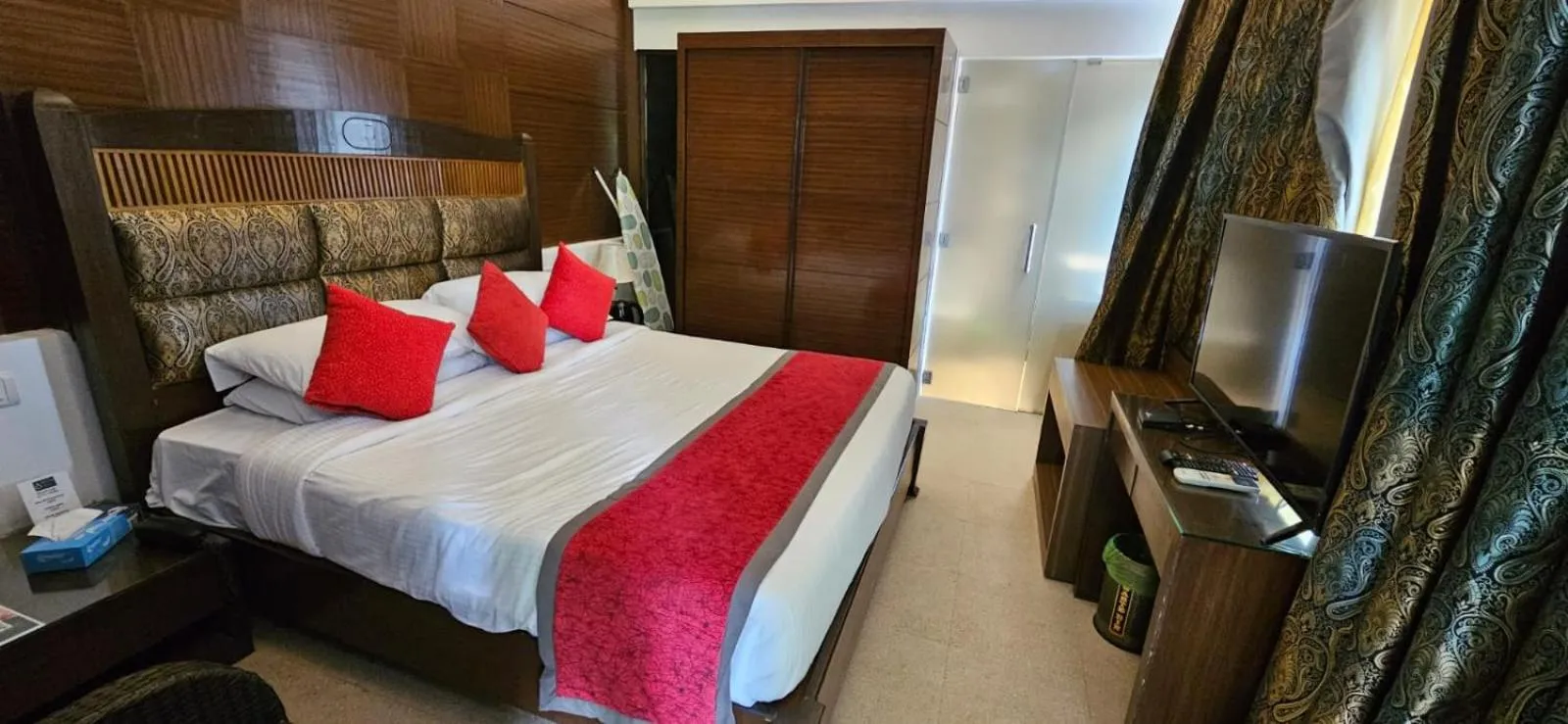 Bedroom, Bed in Aamby Valley City