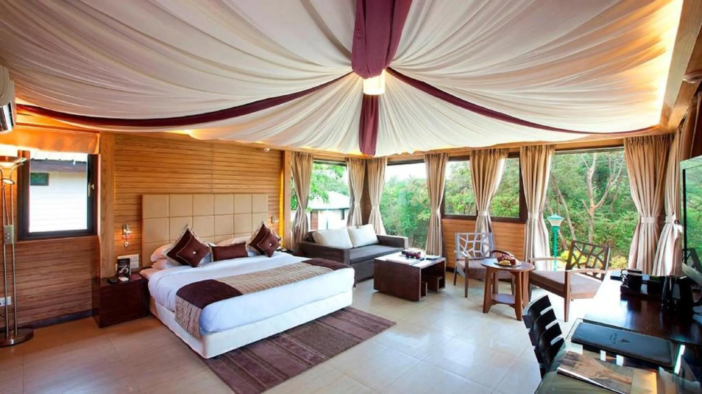 Photo of the whole room, Bed in Aamby Valley City