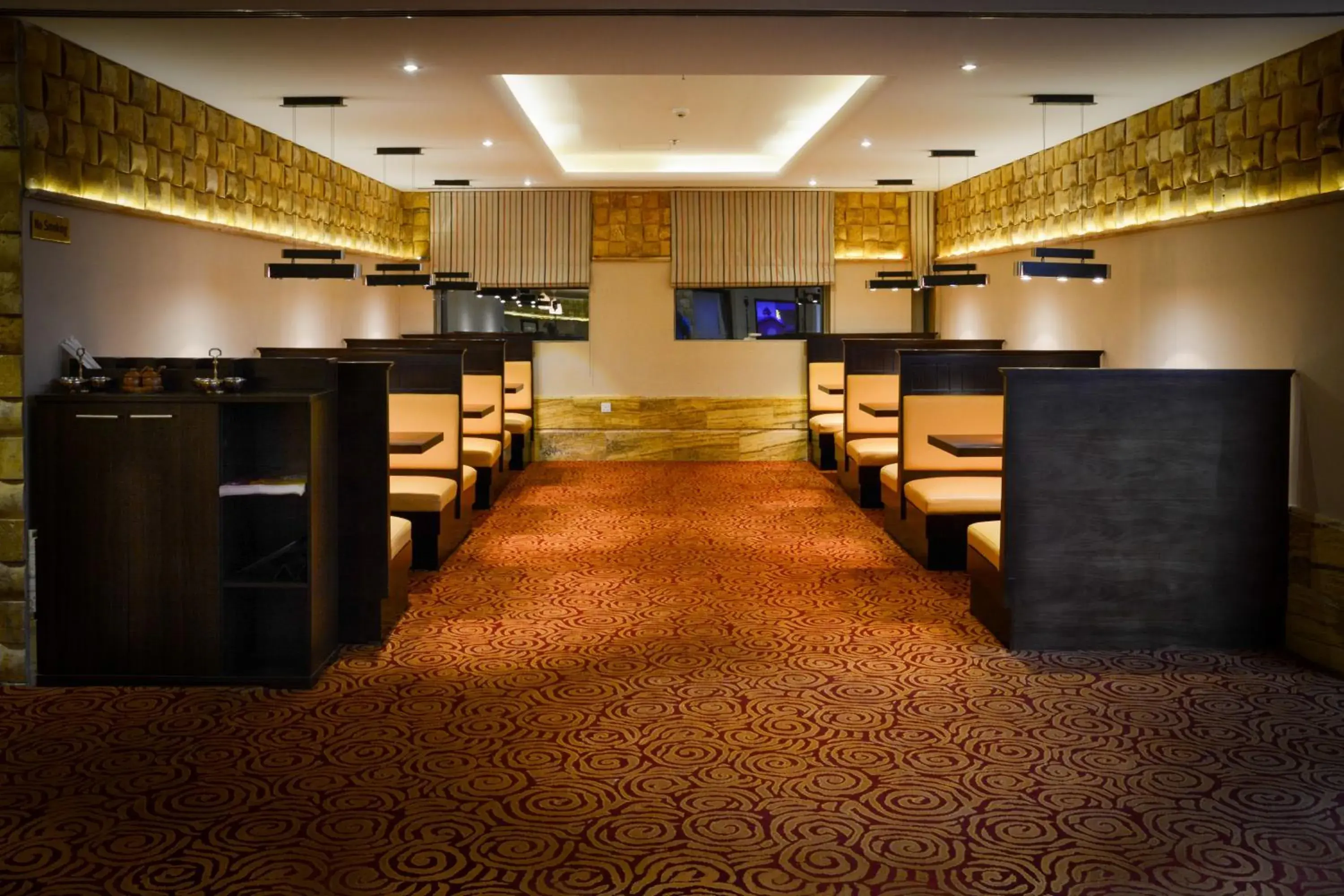Restaurant/places to eat in Golden Ocean Hotel