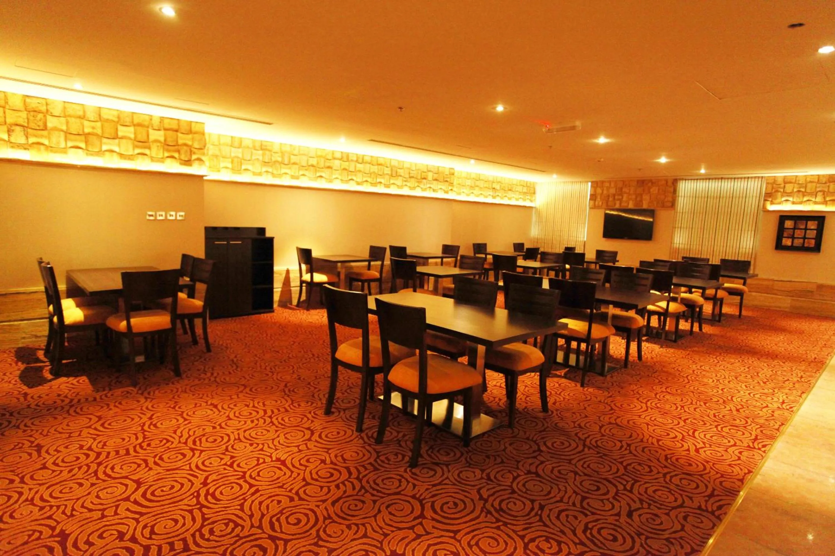 Restaurant/places to eat in Golden Ocean Hotel