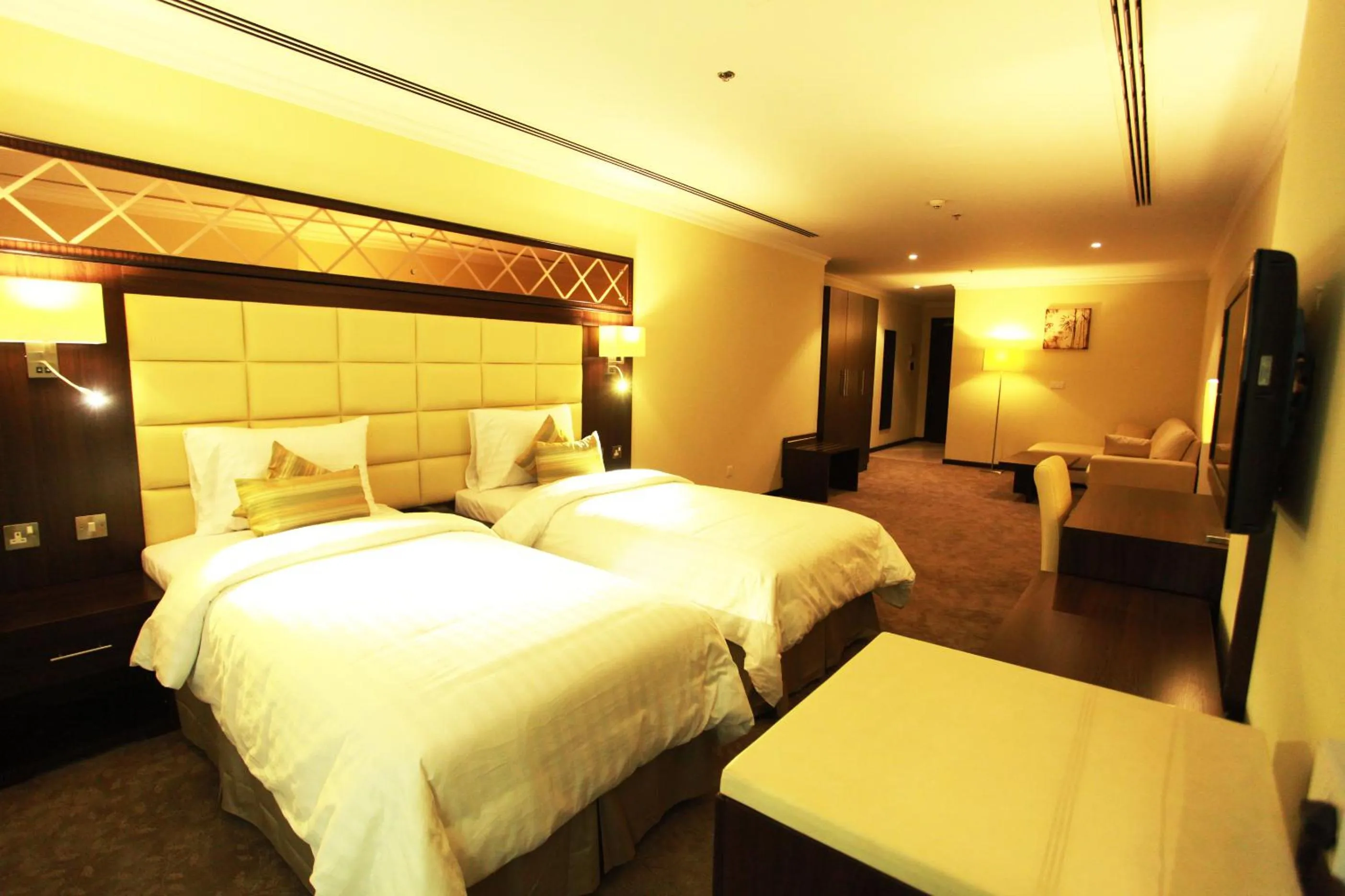 Bedroom, Bed in Golden Ocean Hotel