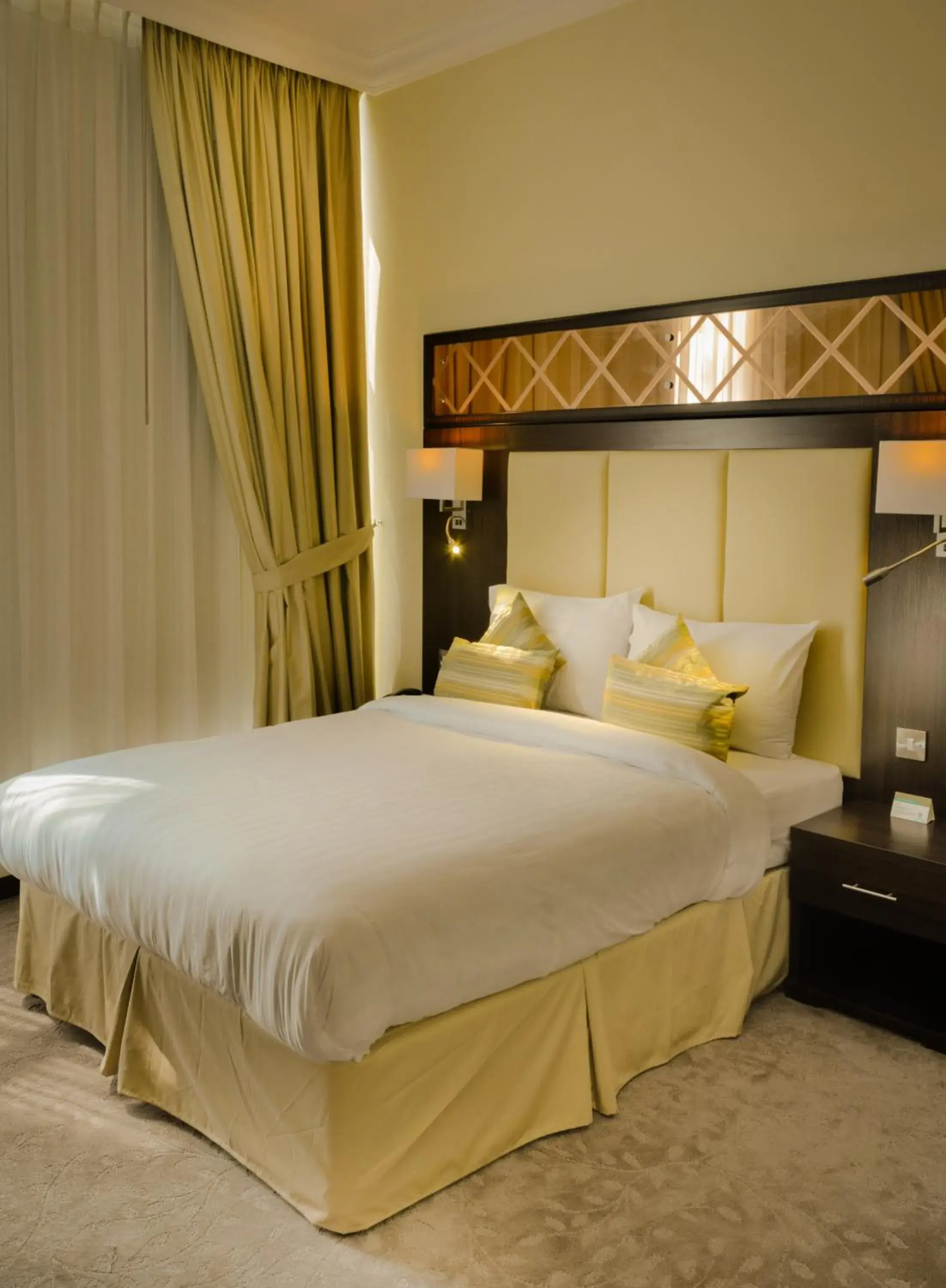 Bedroom, Bed in Golden Ocean Hotel