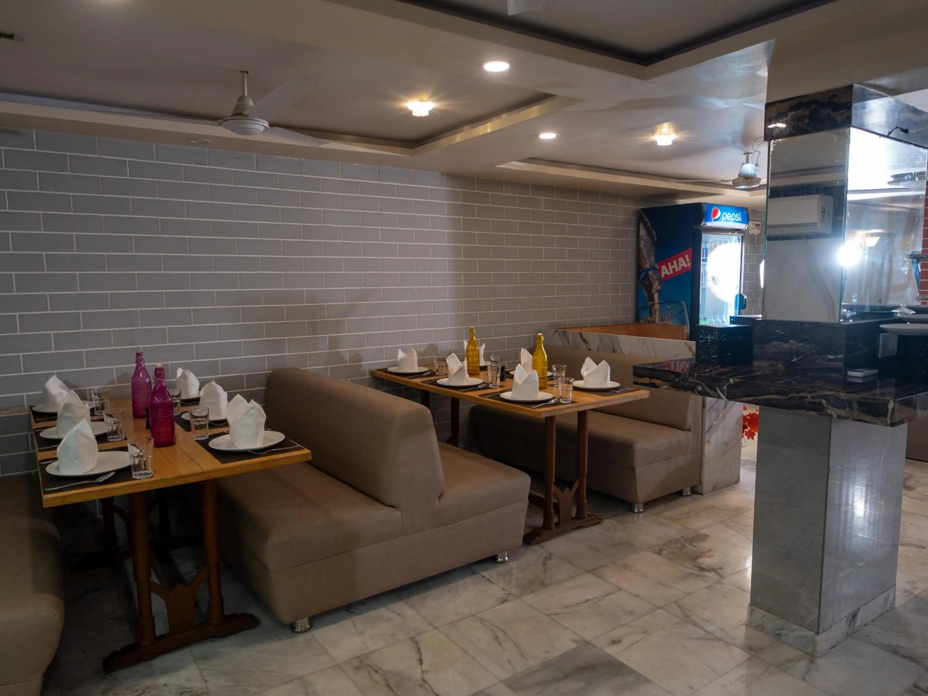 Restaurant/places to eat in Hotel Pravasa Stay