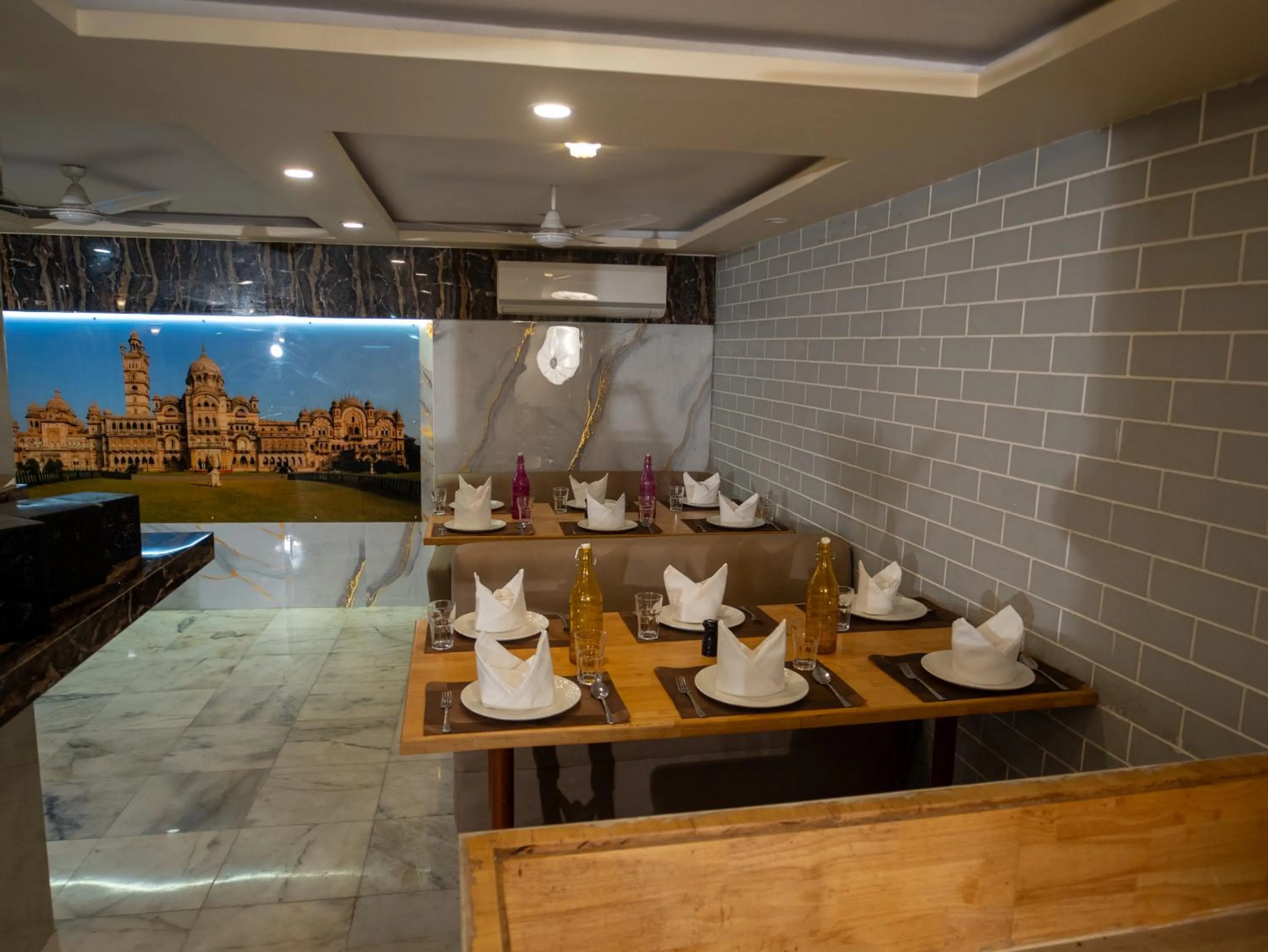 Restaurant/places to eat in Hotel Pravasa Stay