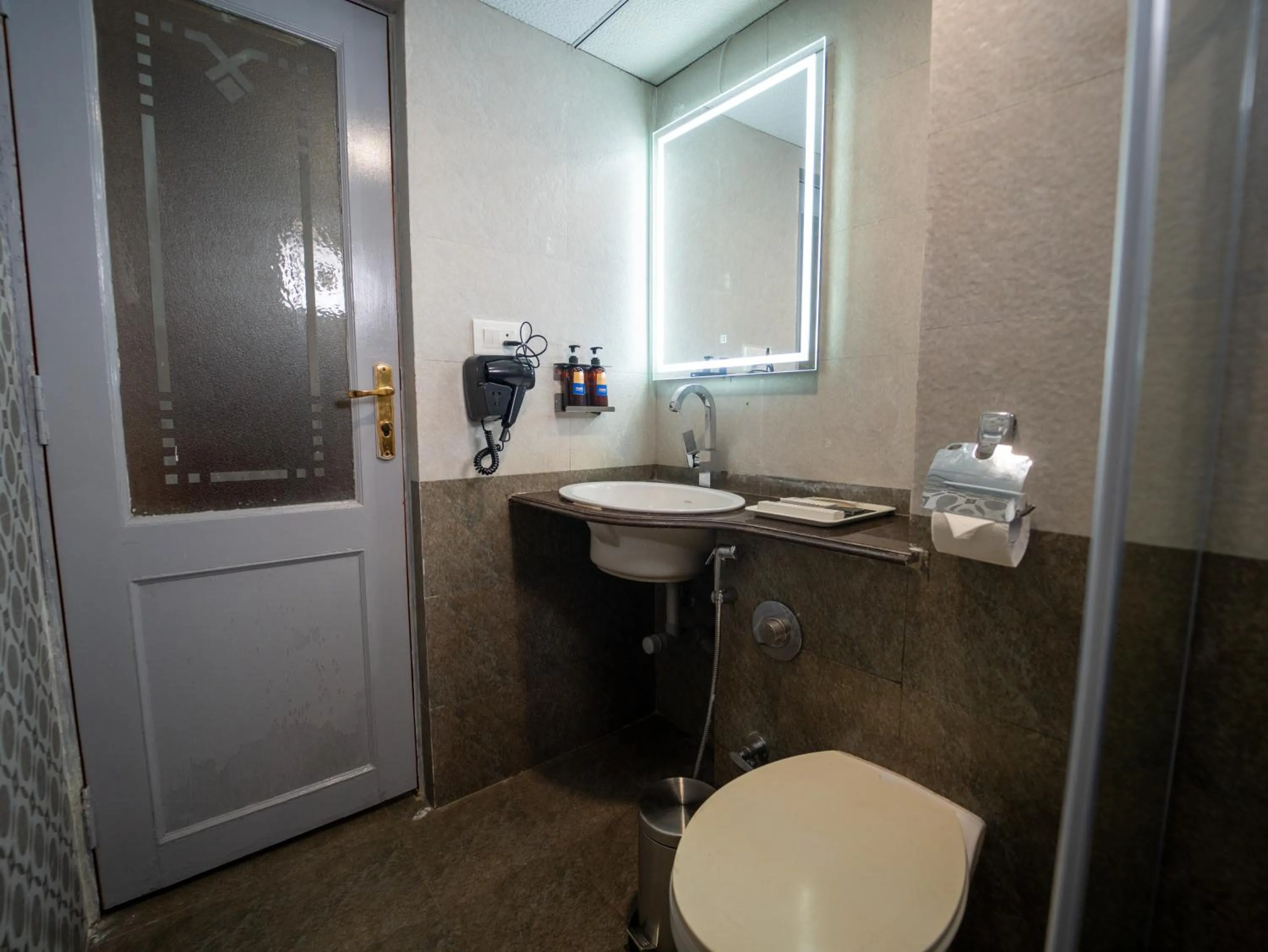 Toilet in Hotel Pravasa Stay