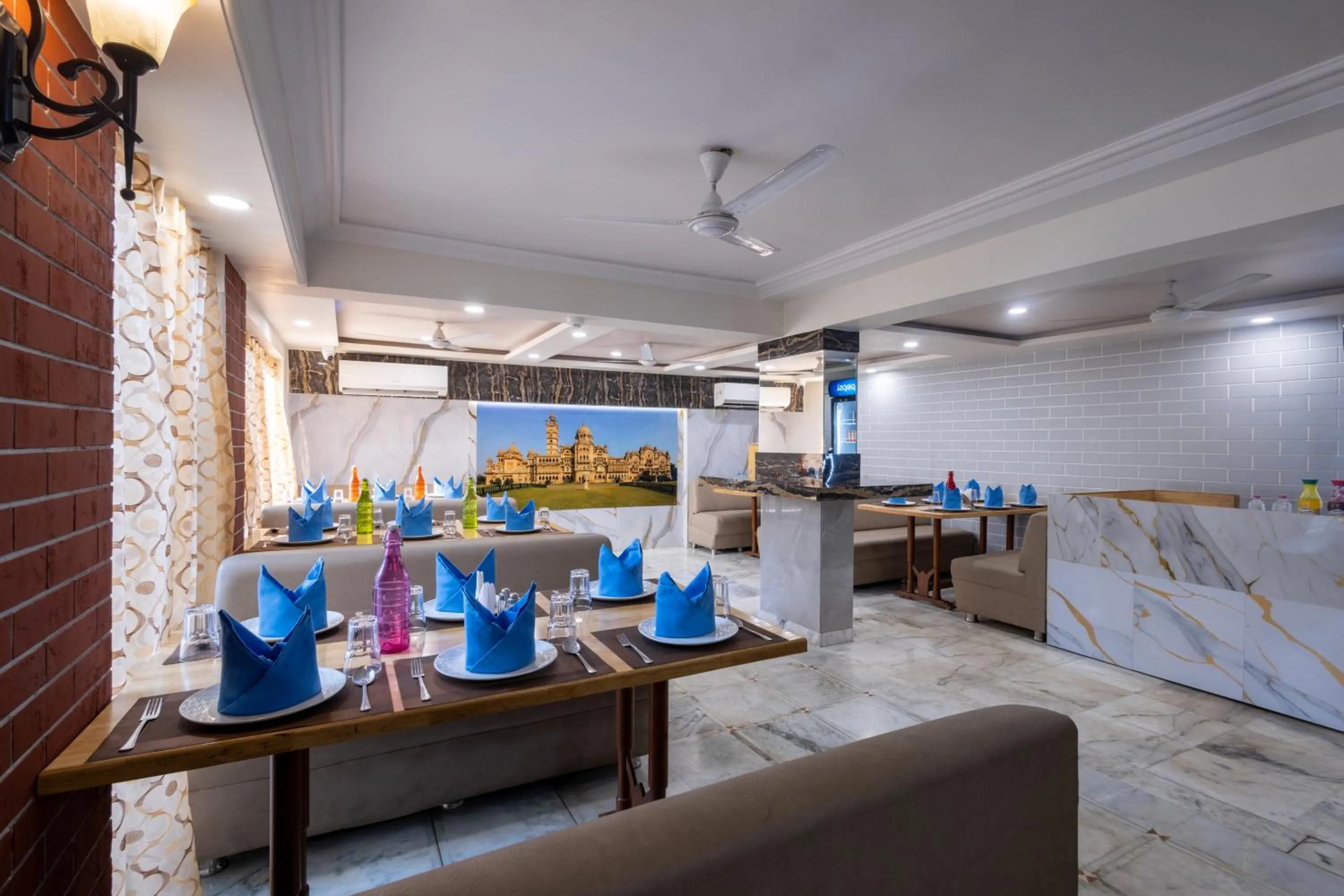 Restaurant/places to eat in Hotel Pravasa Stay