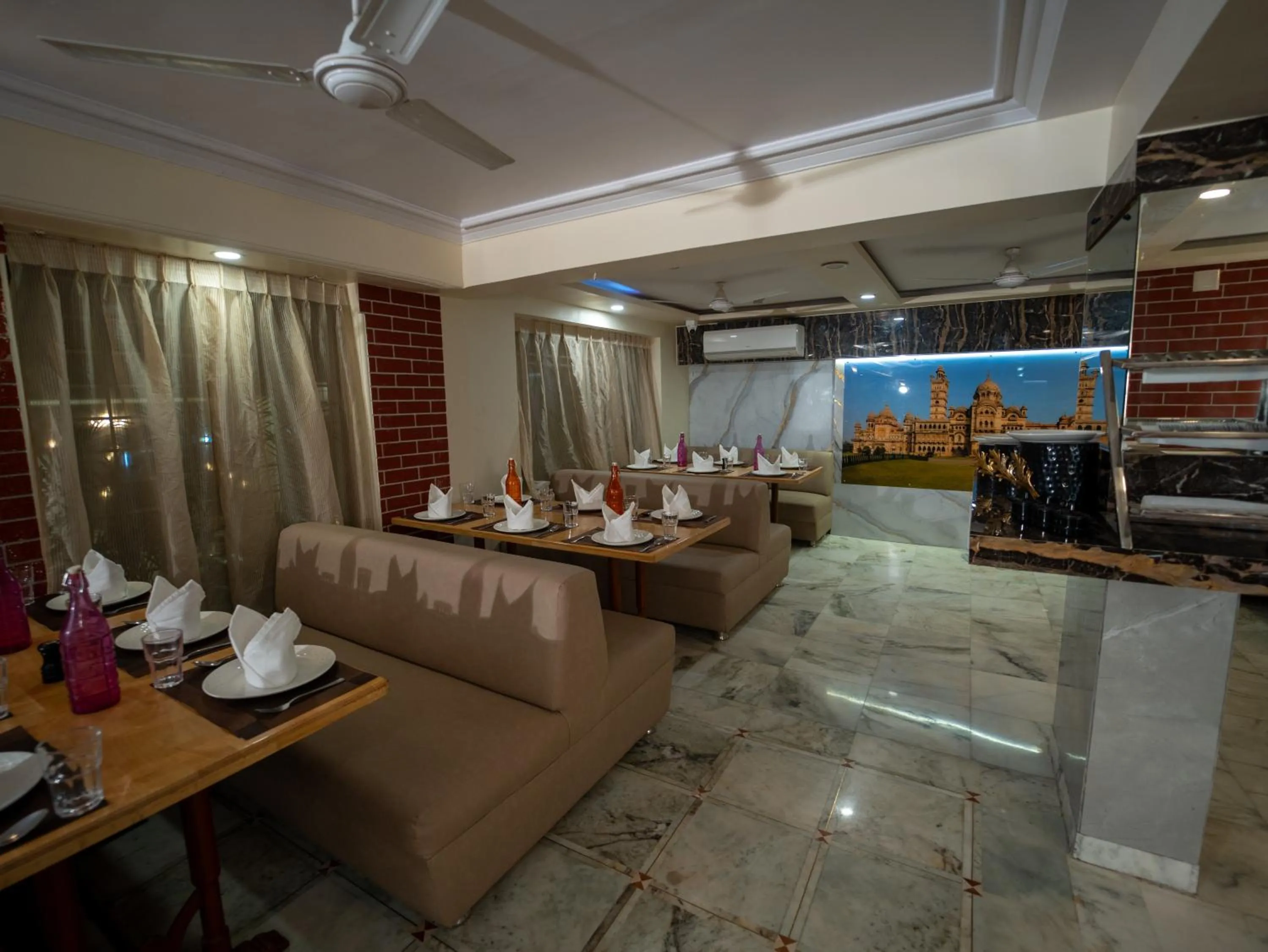 Restaurant/places to eat in Hotel Pravasa Stay
