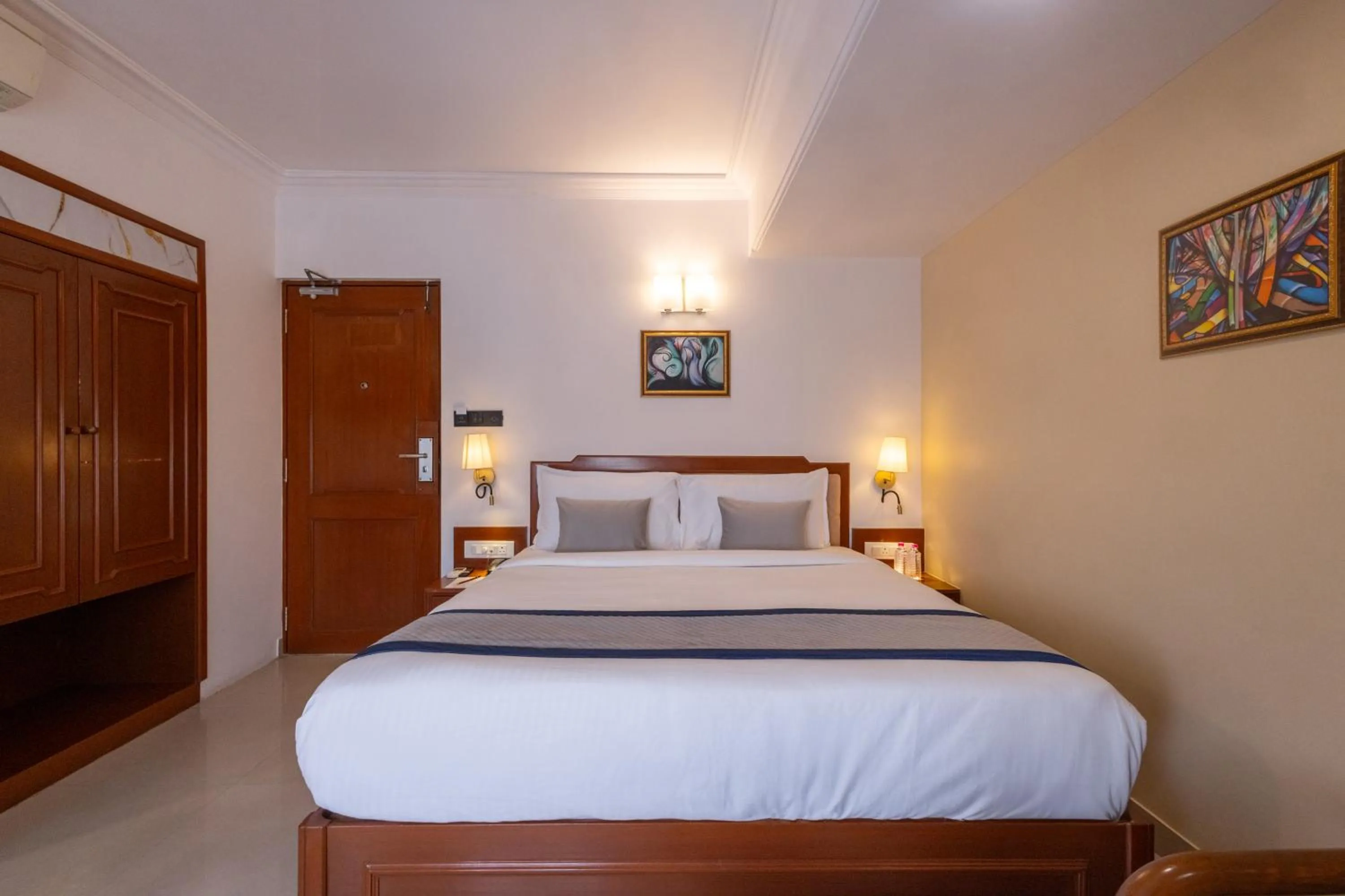 Bed in Hotel Pravasa Stay