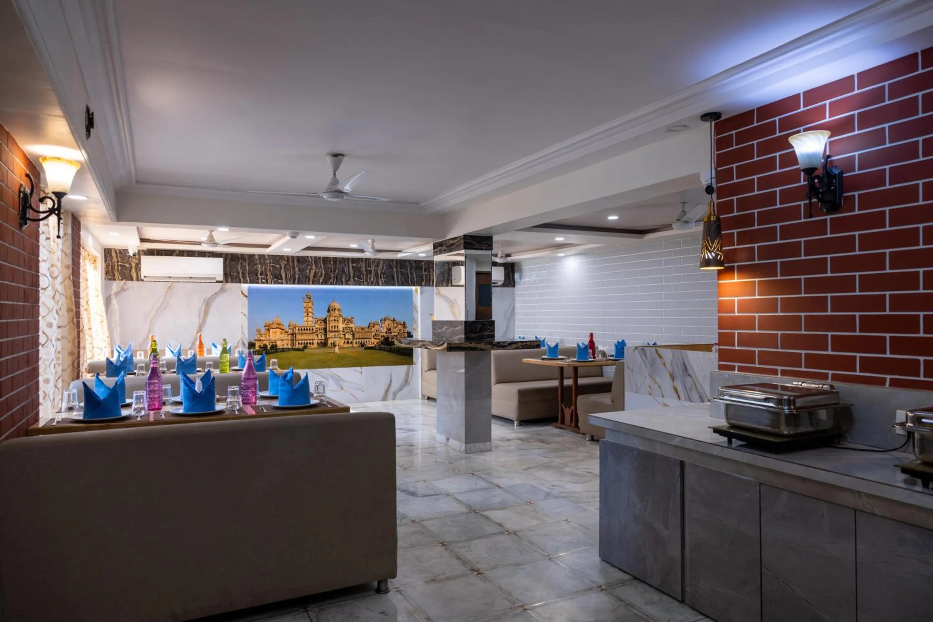 Restaurant/places to eat in Hotel Pravasa Stay