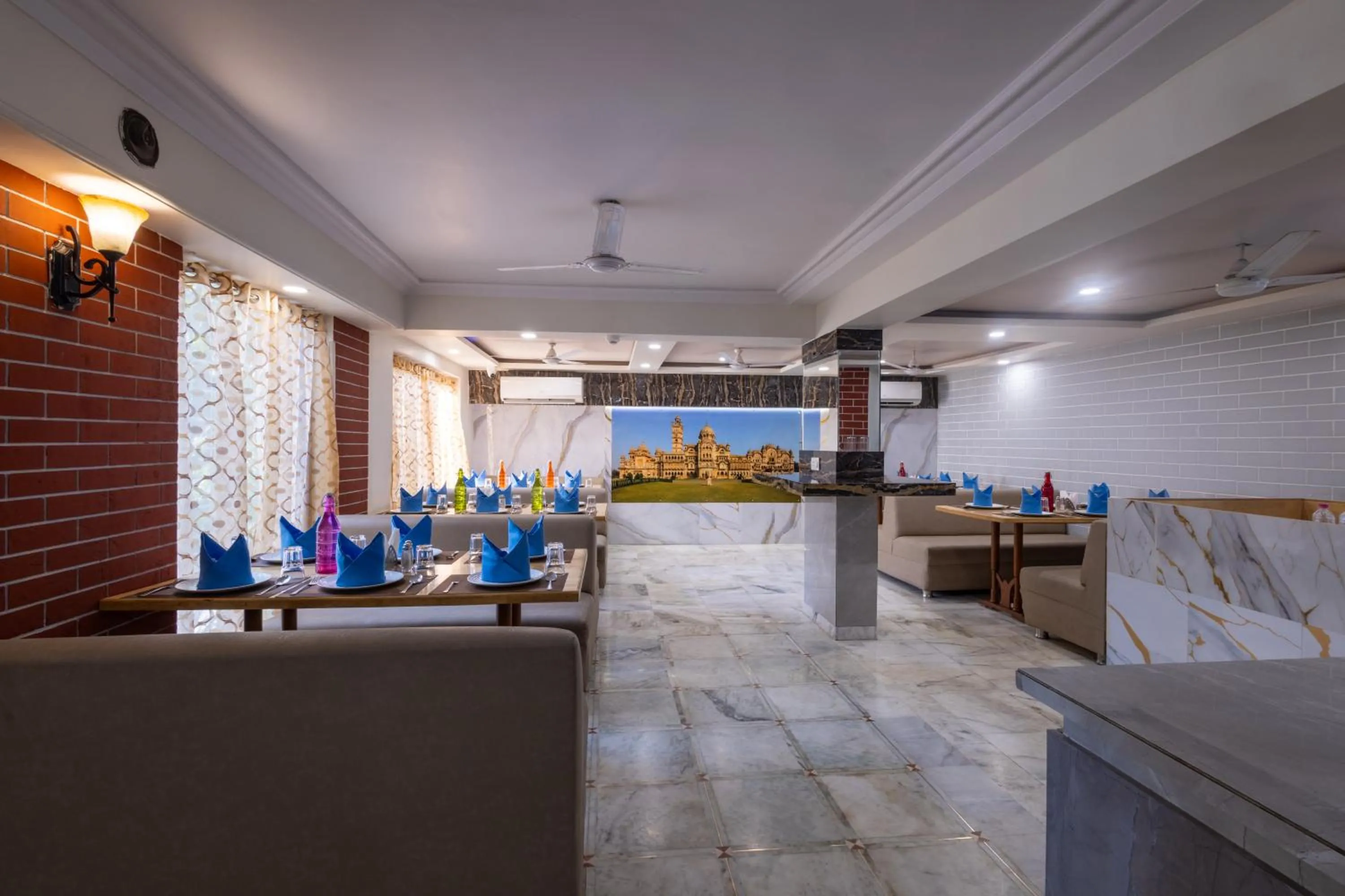 Restaurant/places to eat in Hotel Pravasa Stay