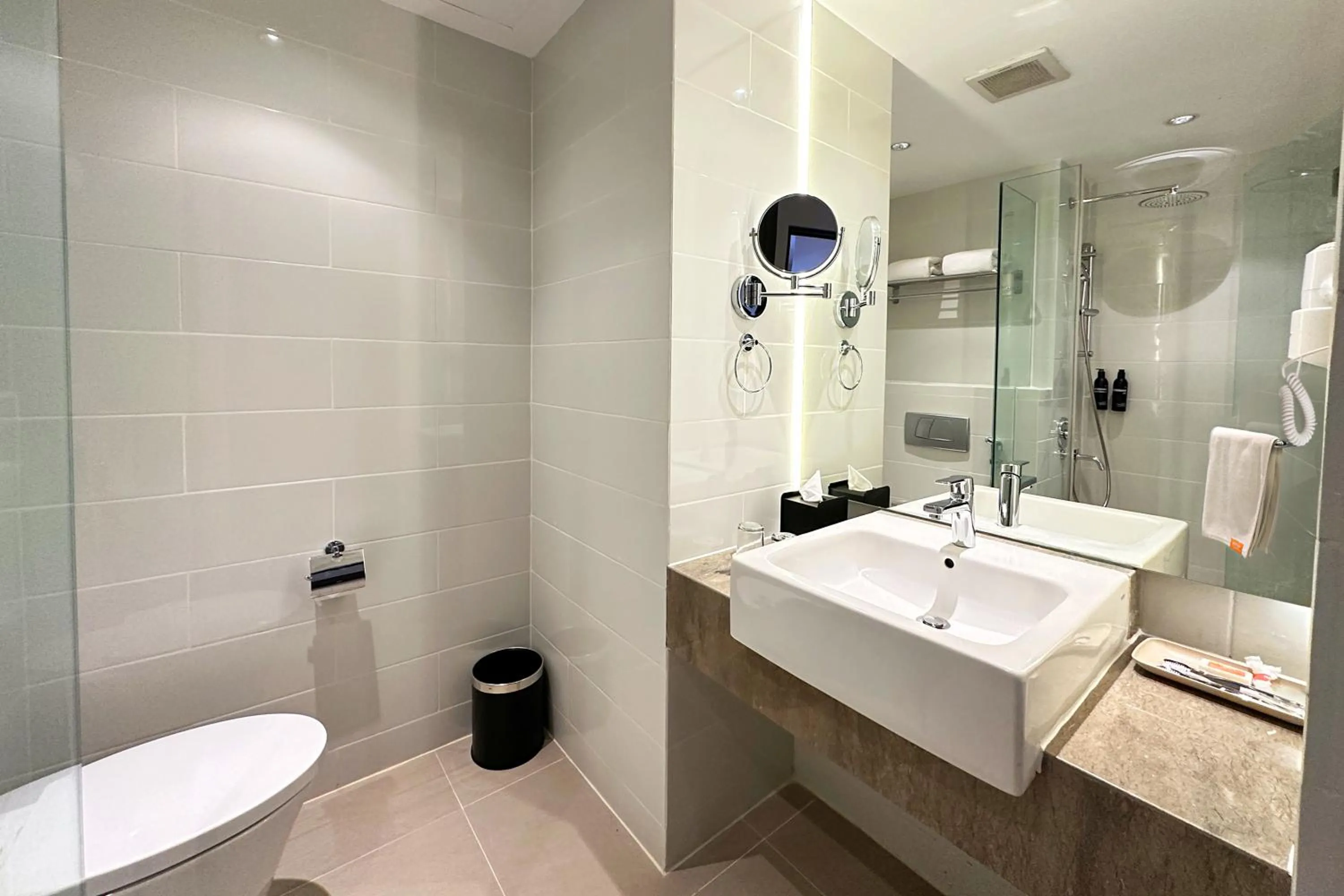 Bathroom in HARRIS Hotel & Conventions Gubeng