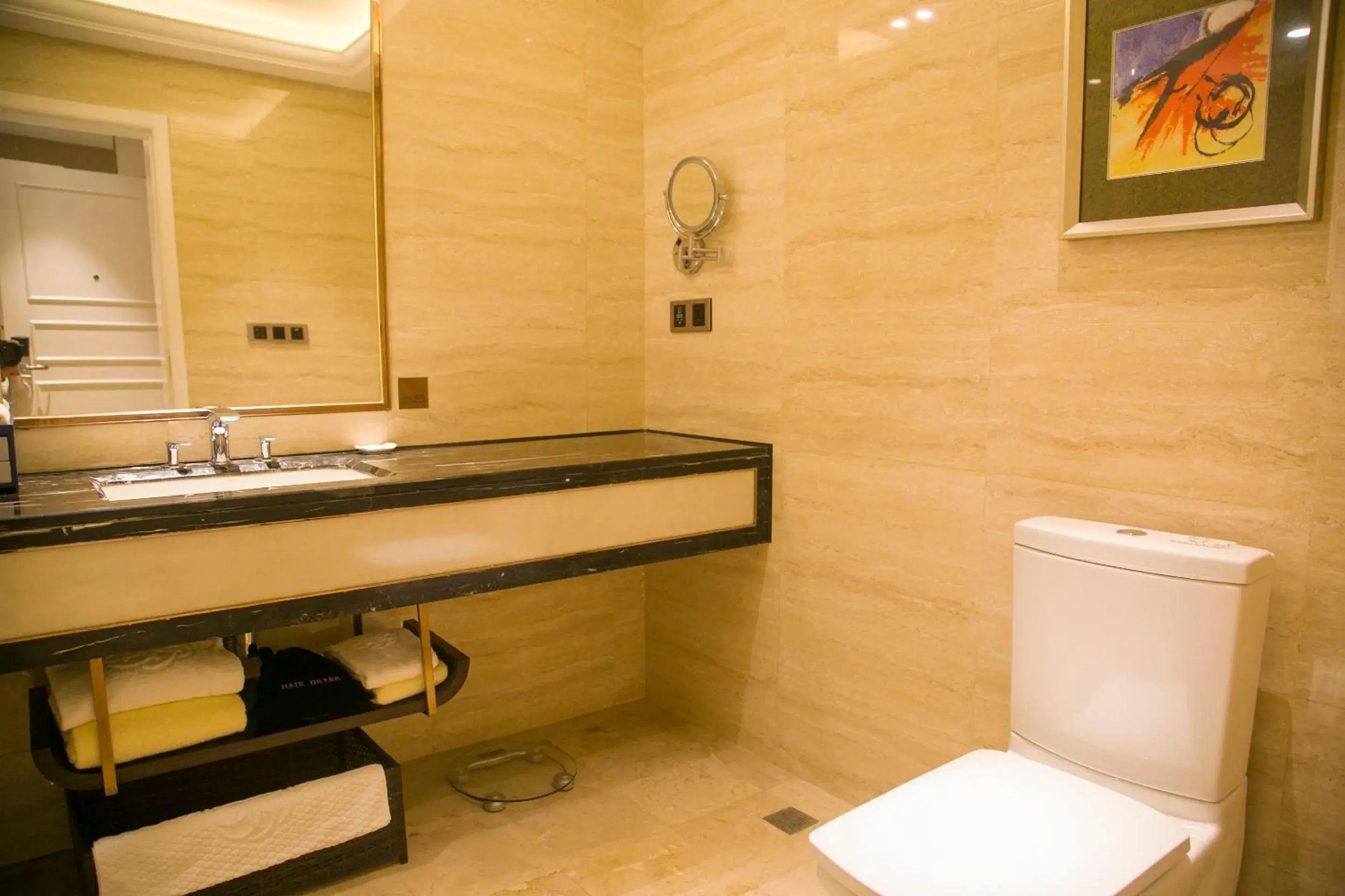 Shower, Bathroom in Shenzhen Dayhello international Hotel (Baoan)