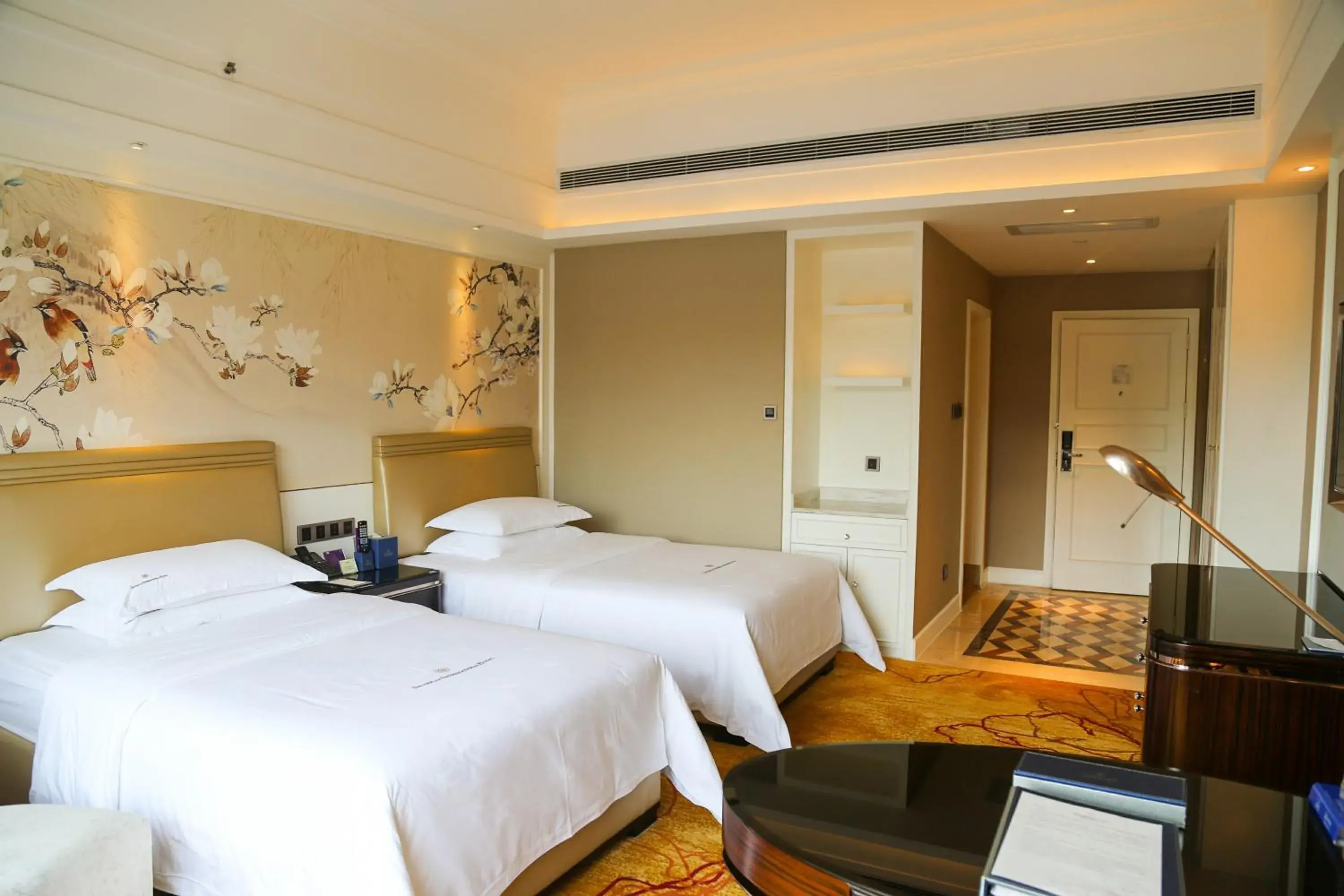 Photo of the whole room, Bed in Shenzhen Dayhello international Hotel (Baoan)