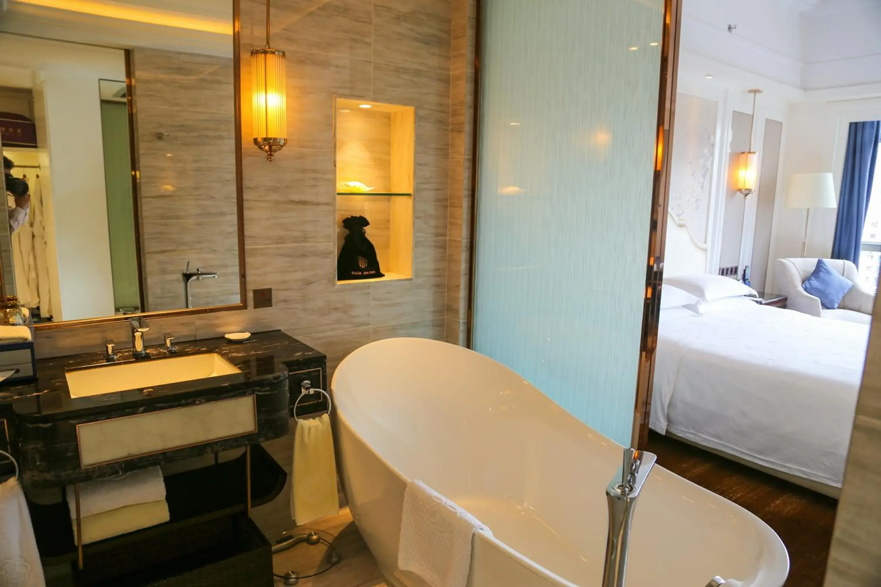 Bath, Bathroom in Shenzhen Dayhello international Hotel (Baoan)