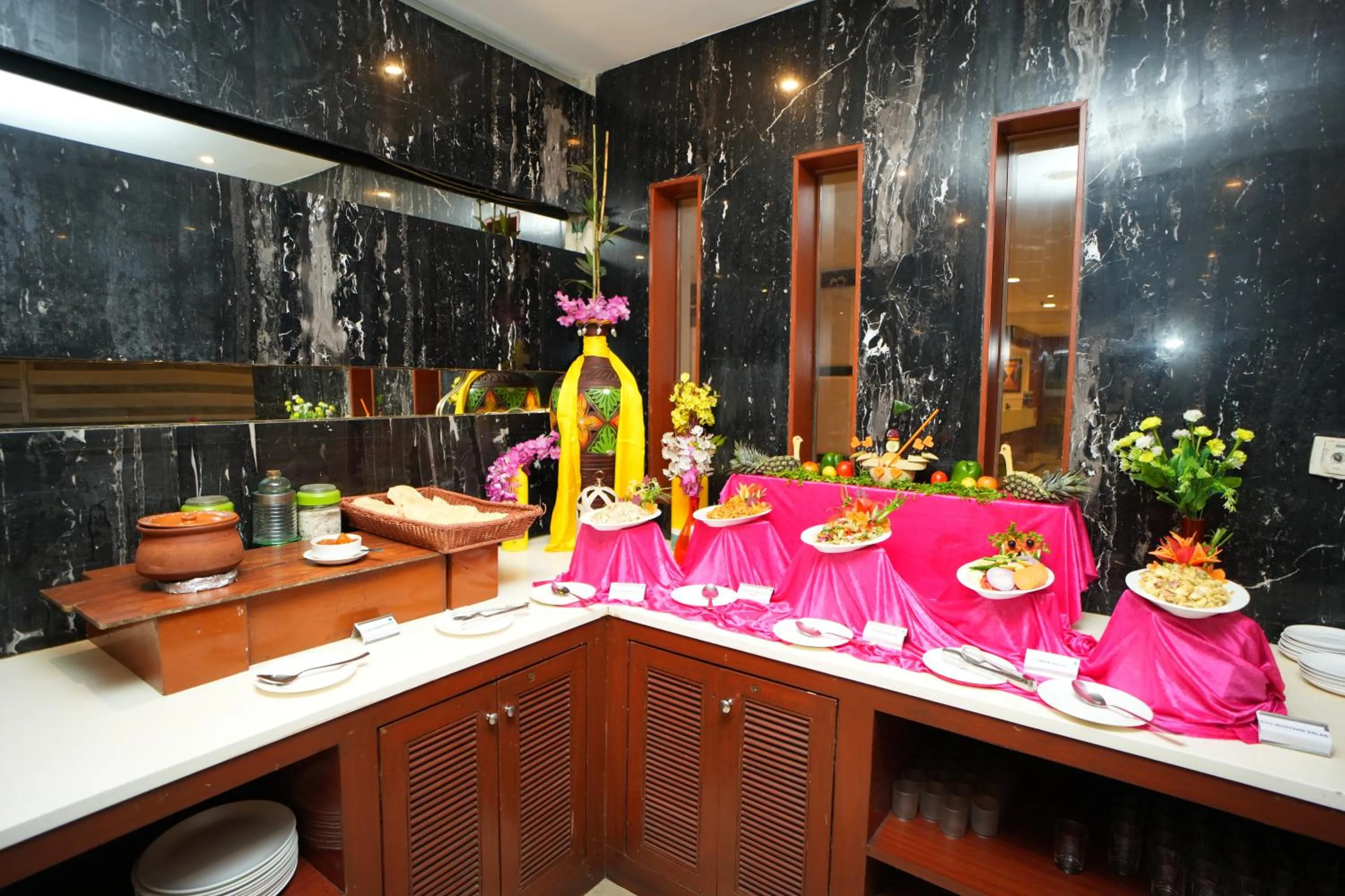 Food and drinks in The Altruist Business Hotel Hitech