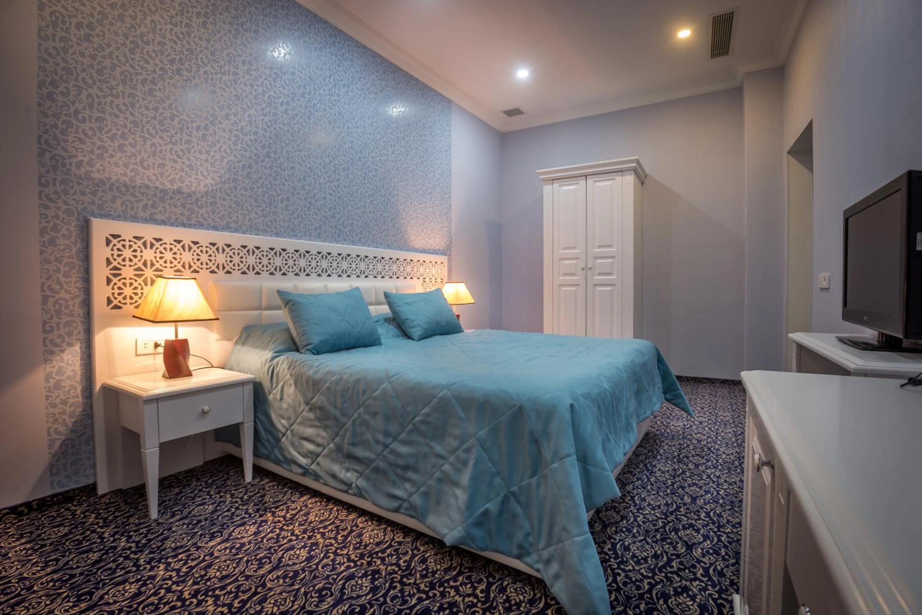 Photo of the whole room, Bed in Premier Old Gates Hotel