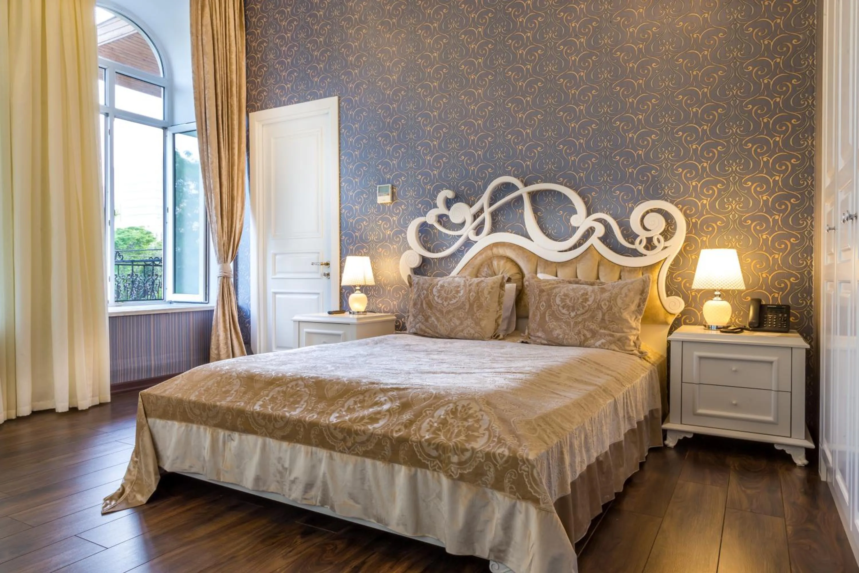 Bed in Premier Old Gates Hotel