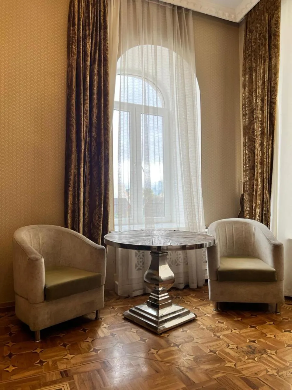 Living room in Premier Old Gates Hotel