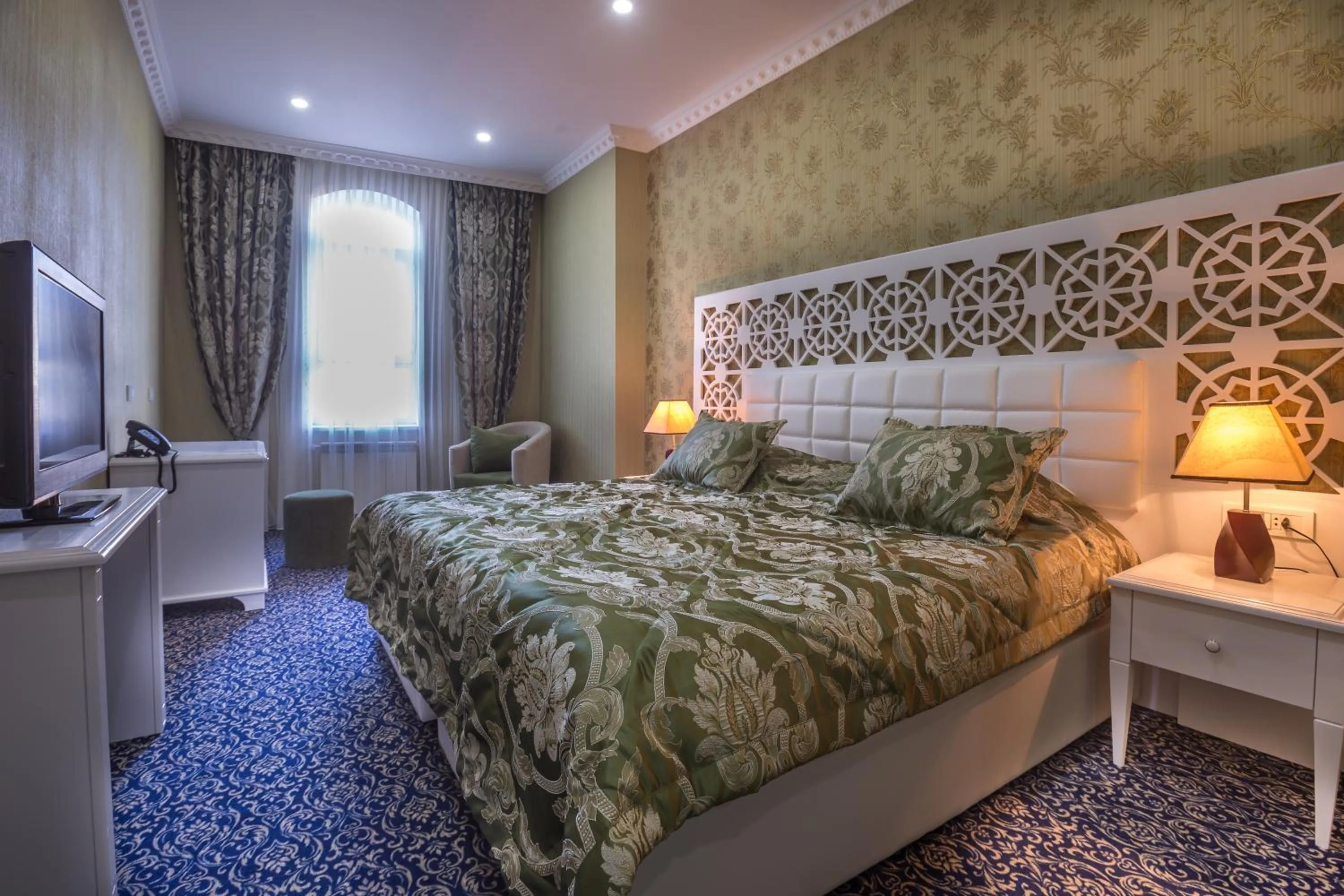 Day, Bed in Premier Old Gates Hotel