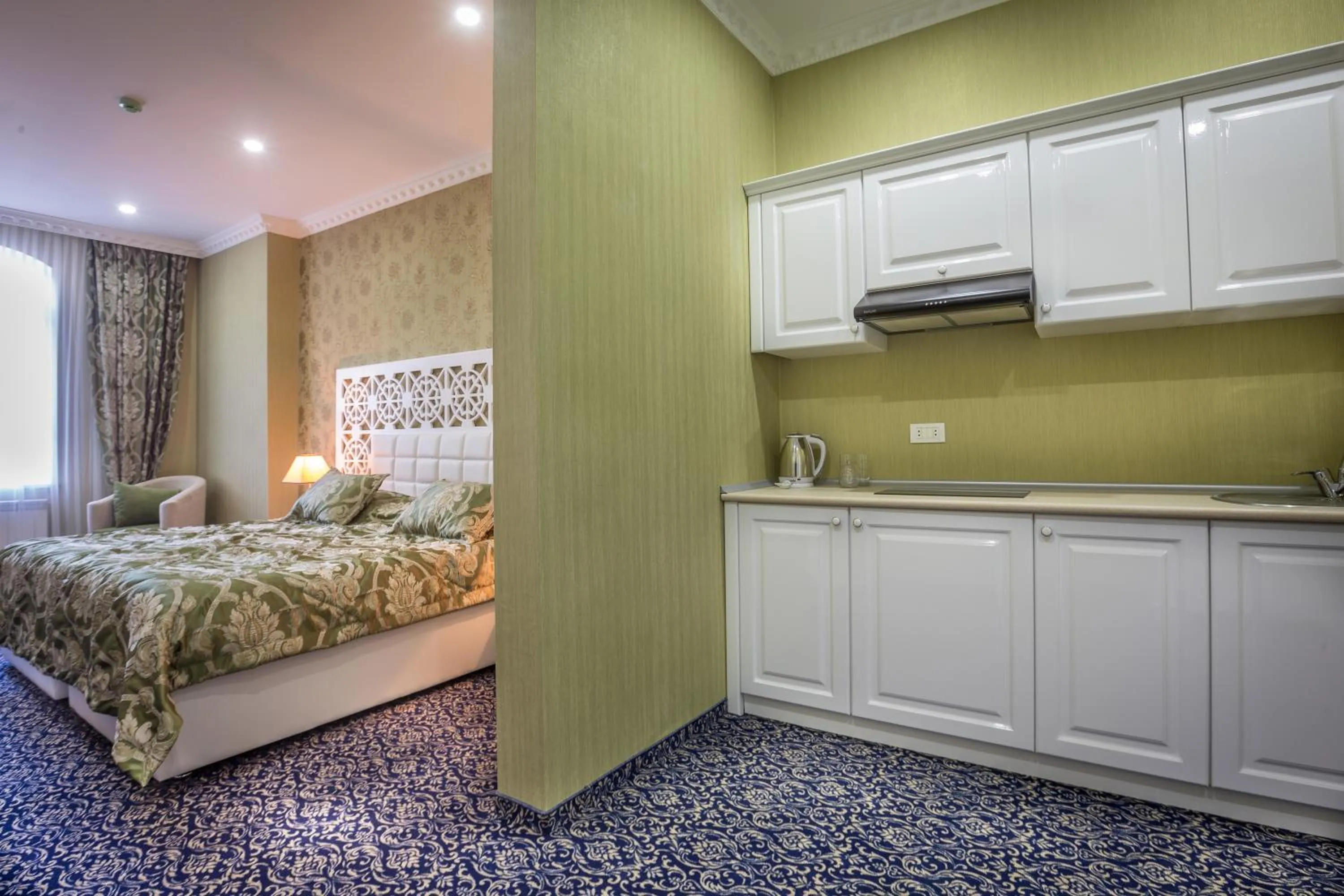 Kitchen or kitchenette, Bed in Premier Old Gates Hotel