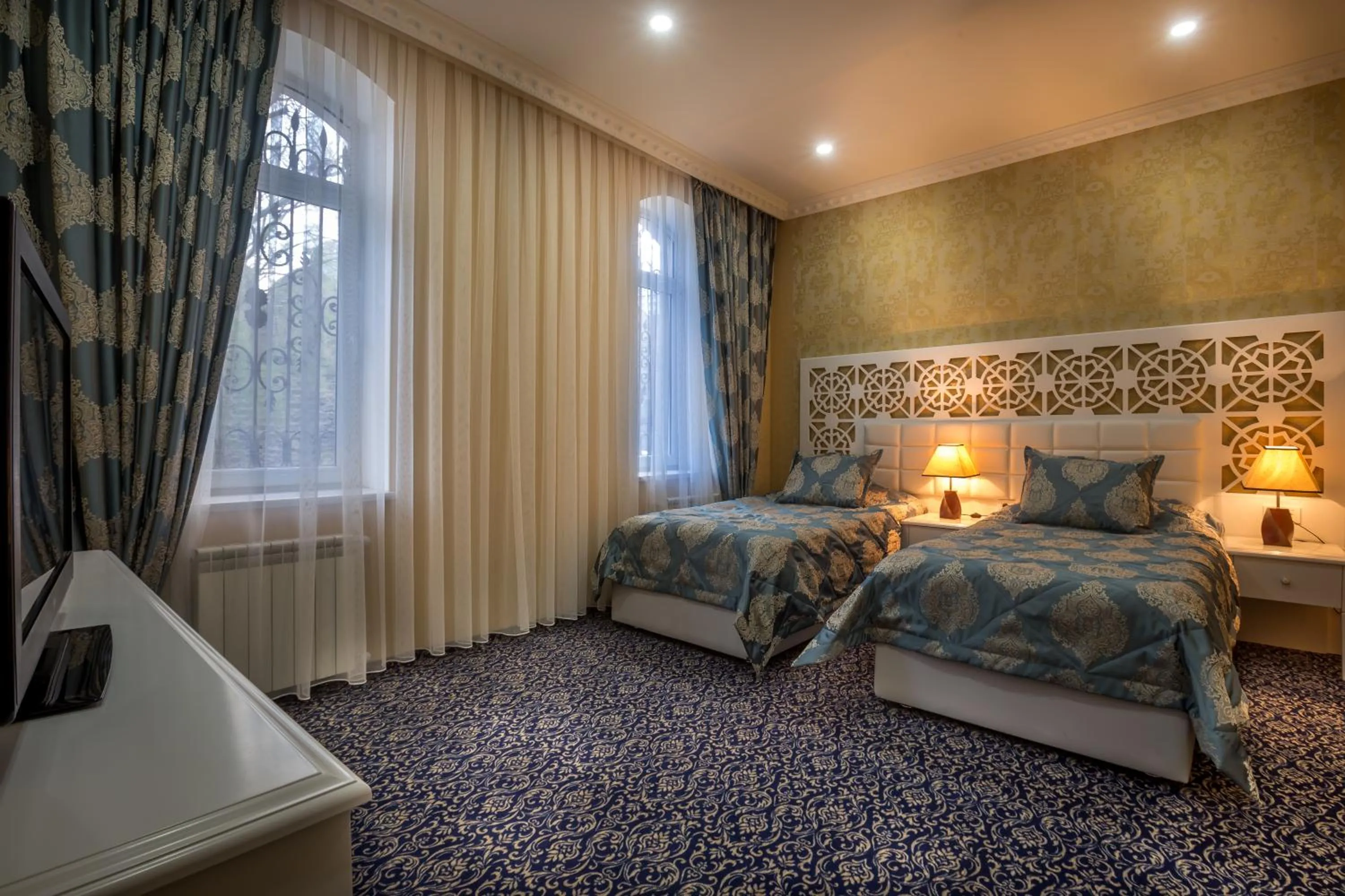 Photo of the whole room, Bed in Premier Old Gates Hotel