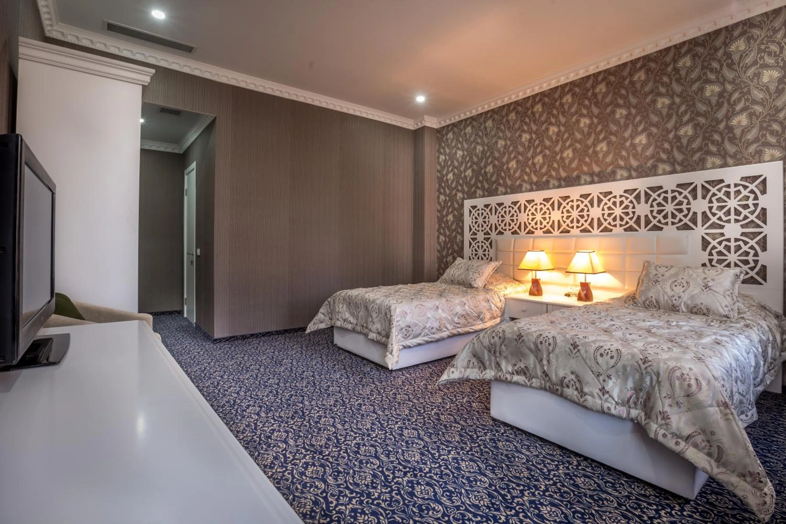 Photo of the whole room, Bed in Premier Old Gates Hotel