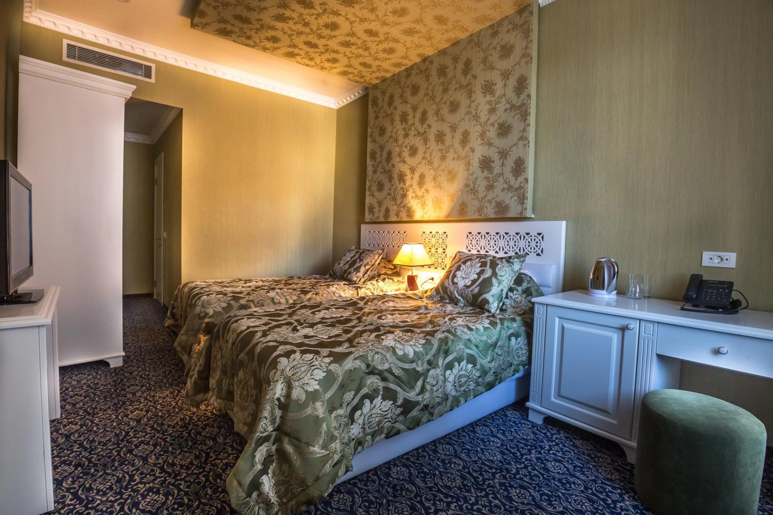 Photo of the whole room, Bed in Premier Old Gates Hotel