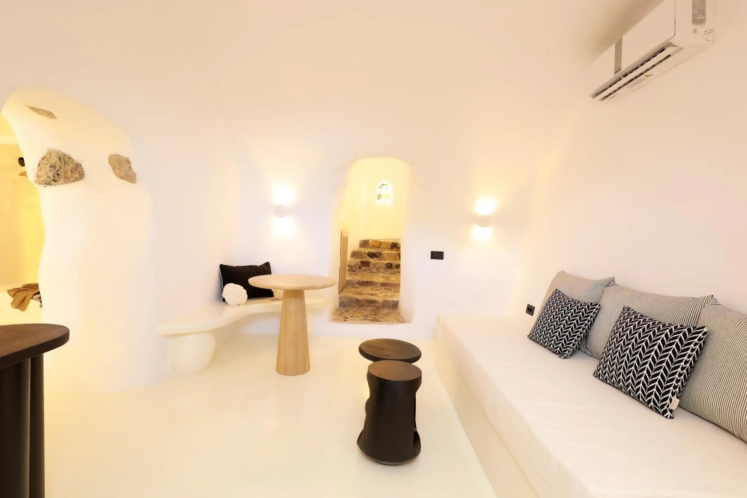Luna Santorini Suites