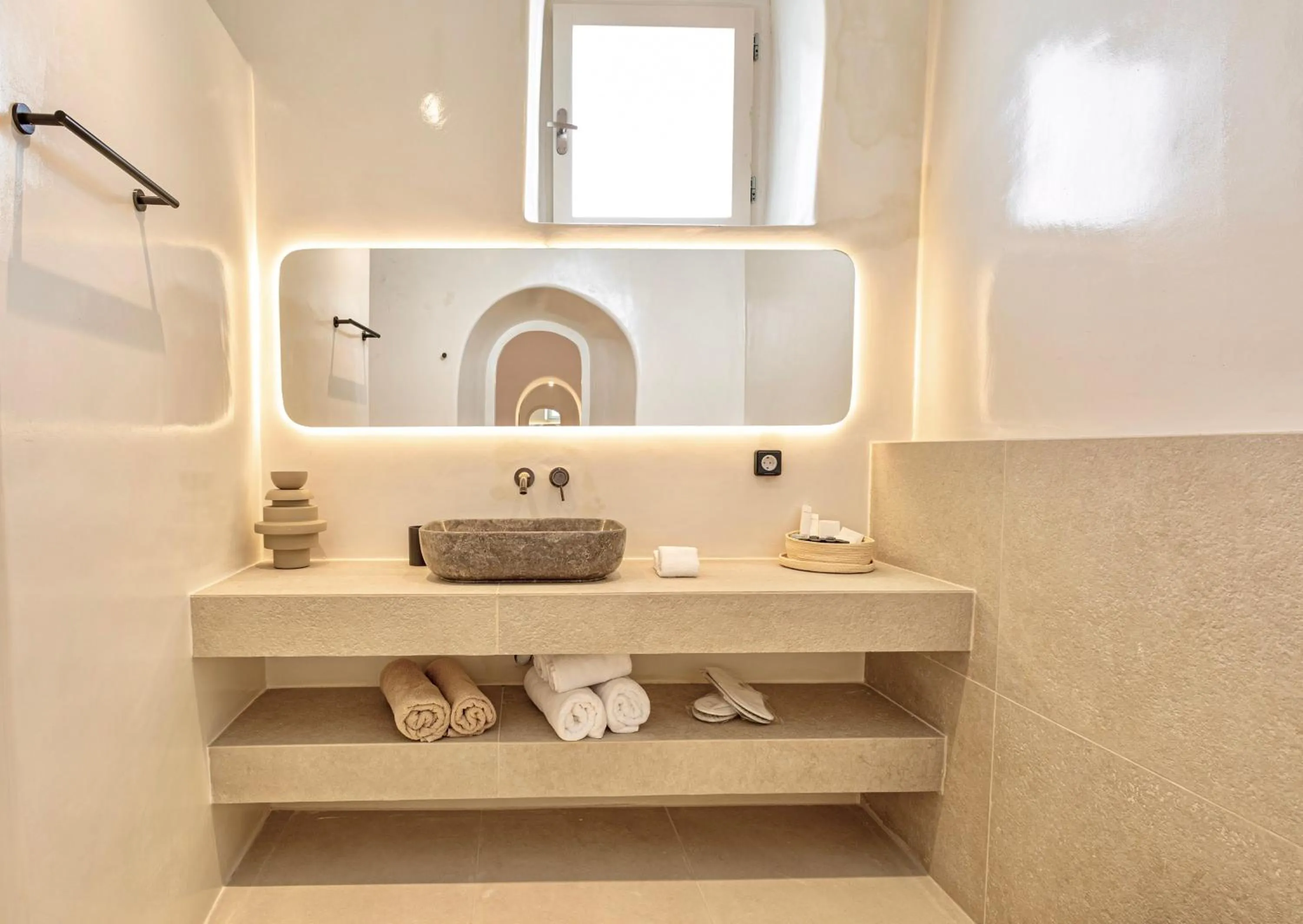 Luna Santorini Suites