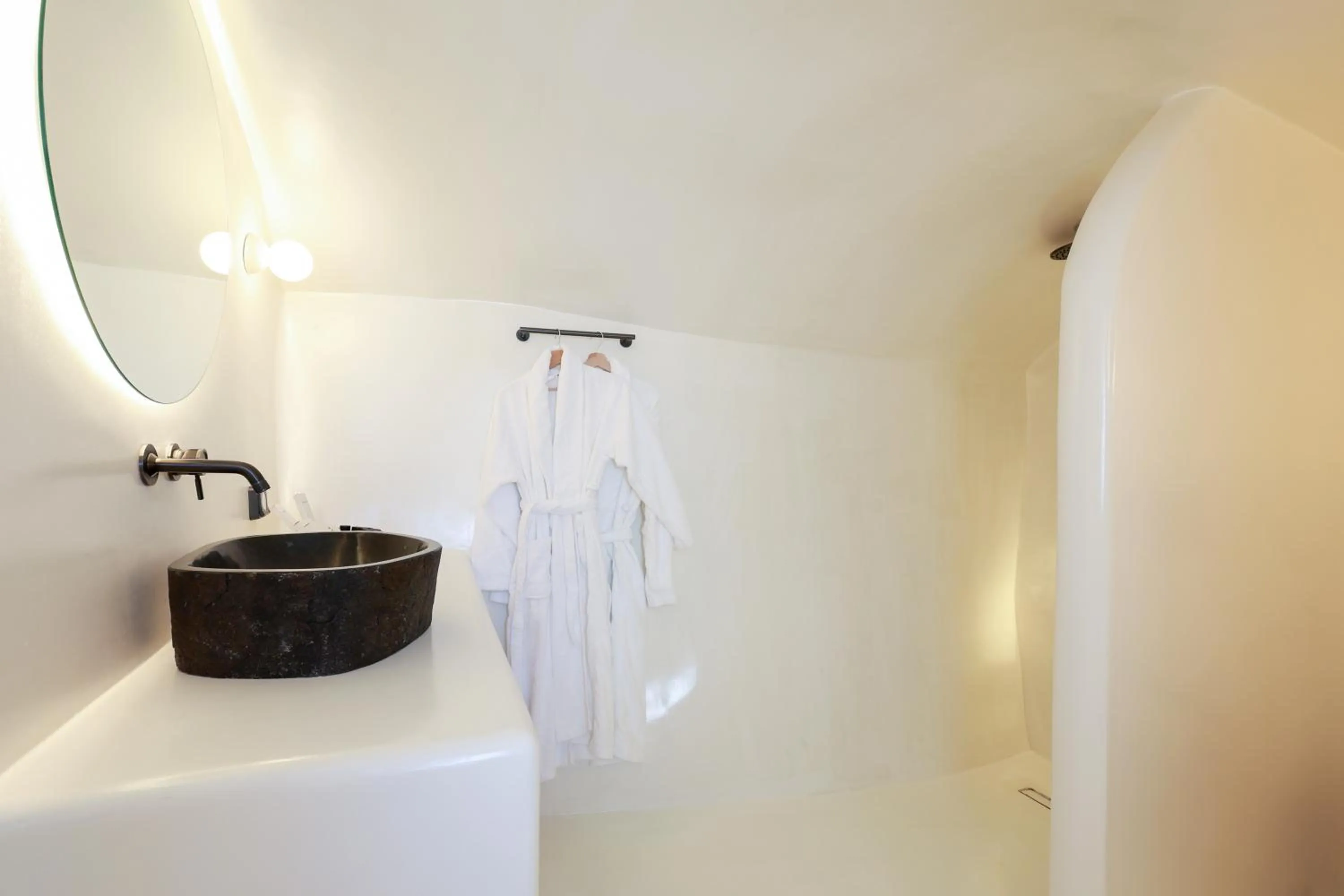 Luna Santorini Suites