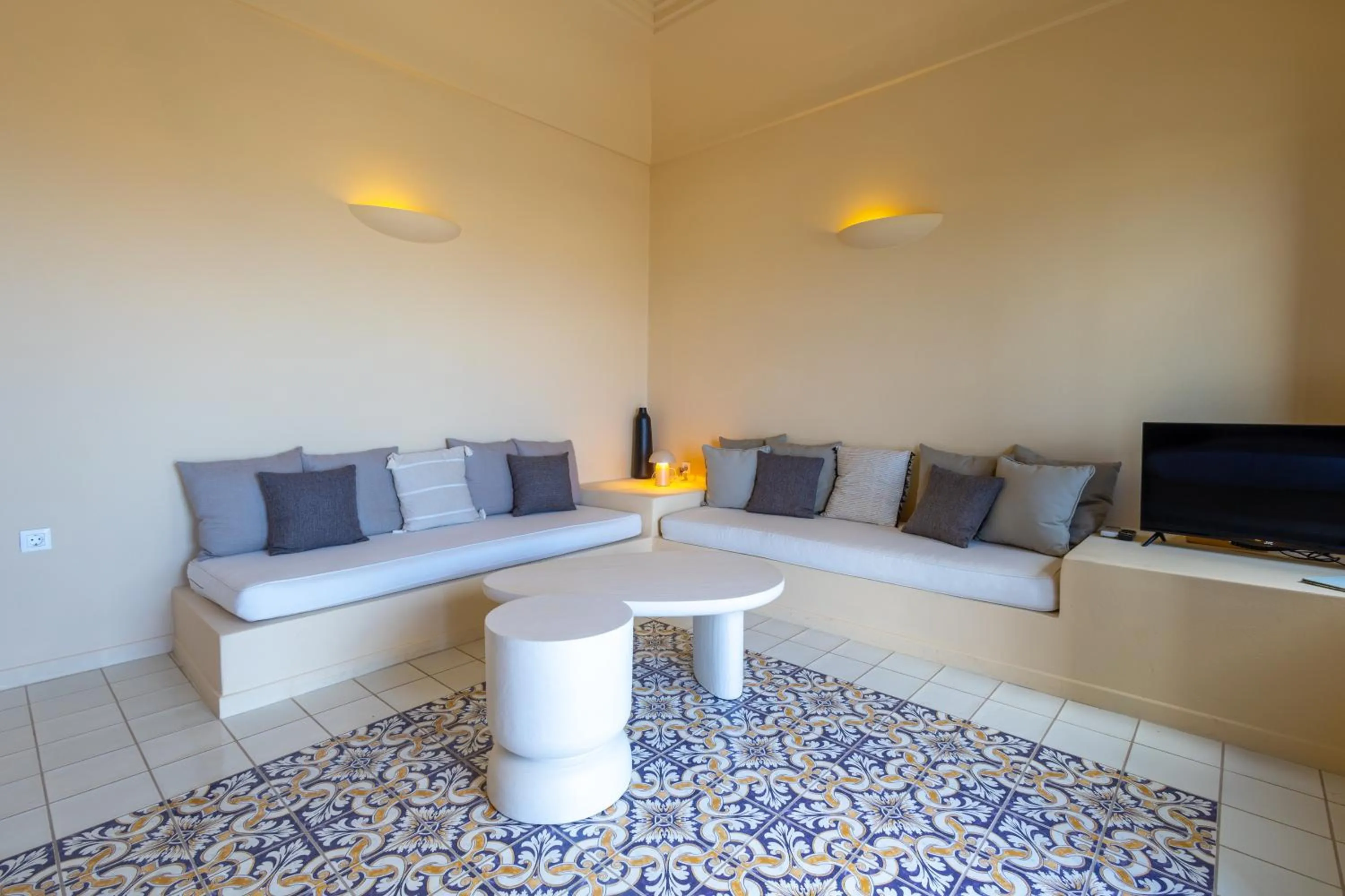 TV and multimedia in Luna Santorini Suites