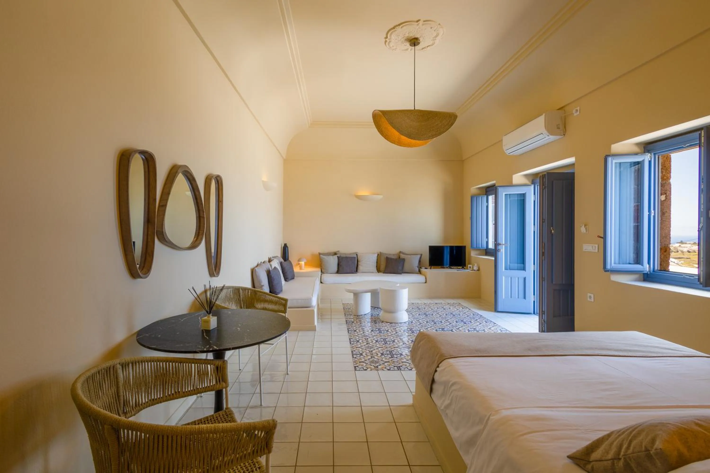 Photo of the whole room, Bed in Luna Santorini Suites