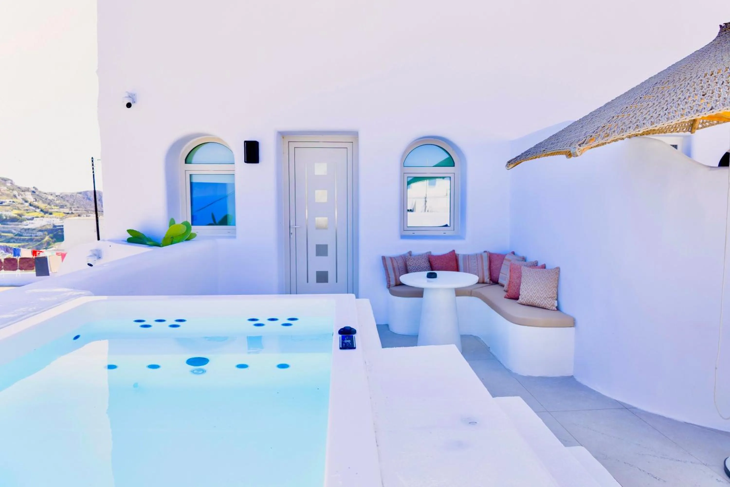 Luna Santorini Suites