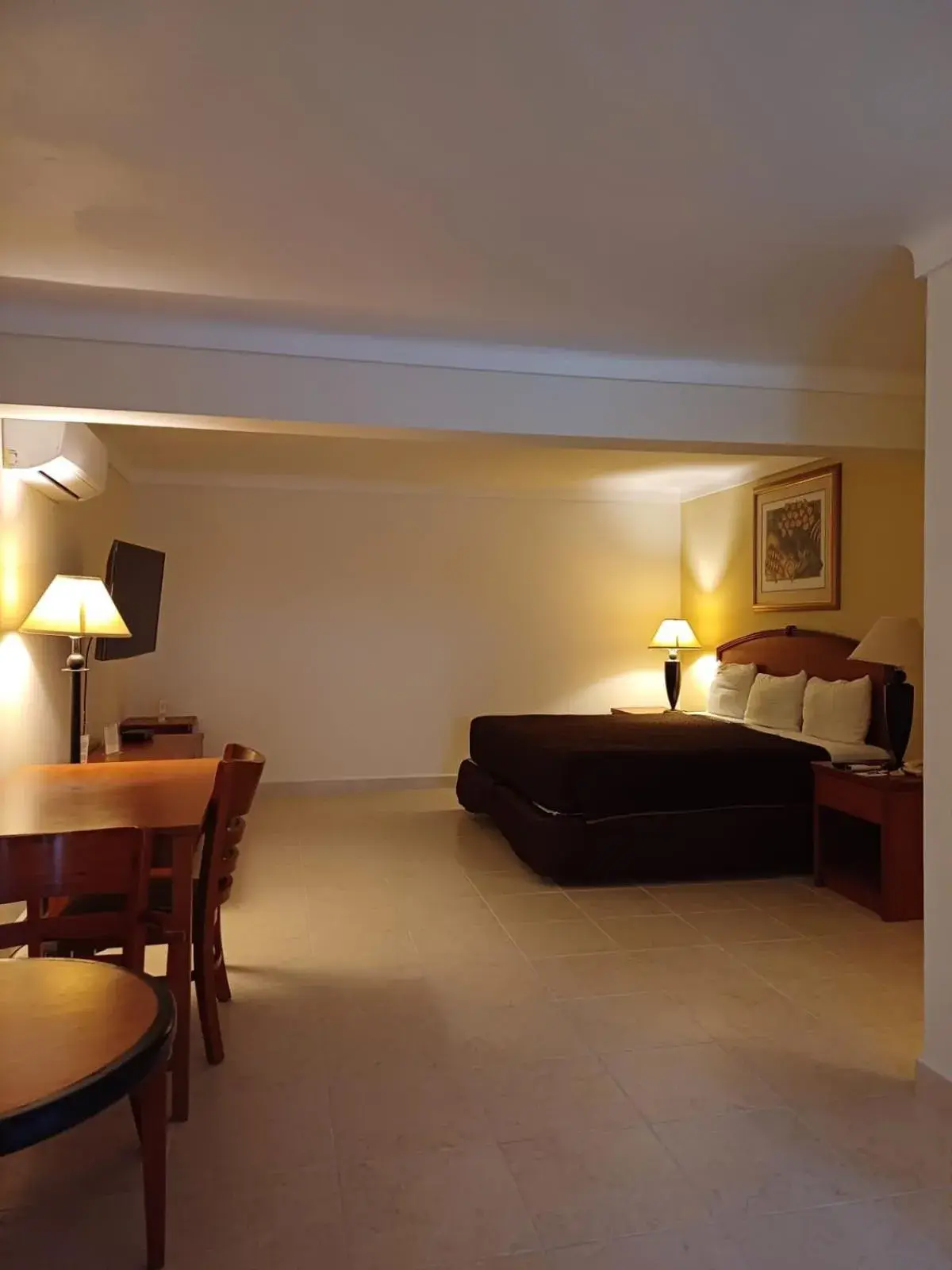 Bed in Hafersons Inn Hotel Suites Bed in Hafersons Inn Hotel Suites