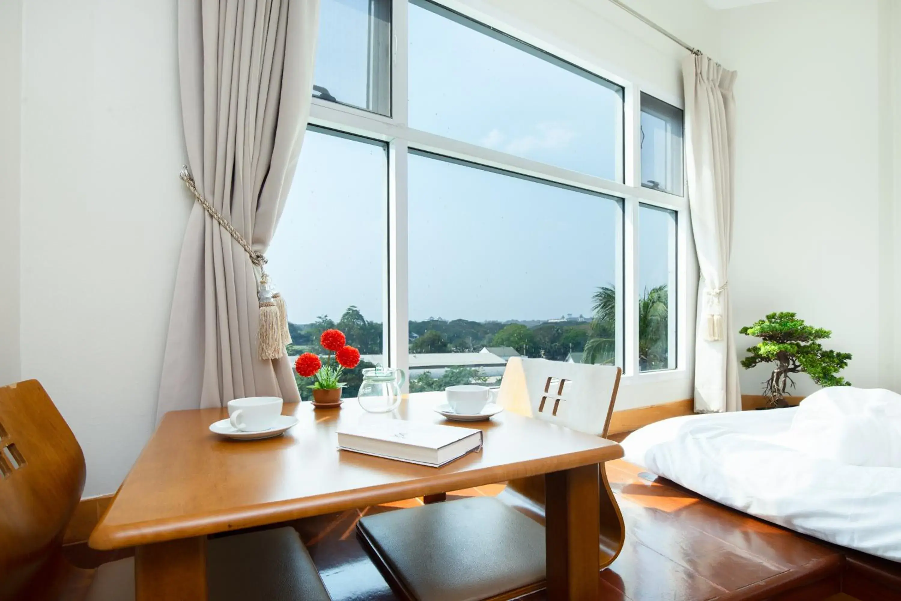 Pool view, Bed in Kanchanaburi City Hotel Pool view, Bed in Kanchanaburi City Hotel