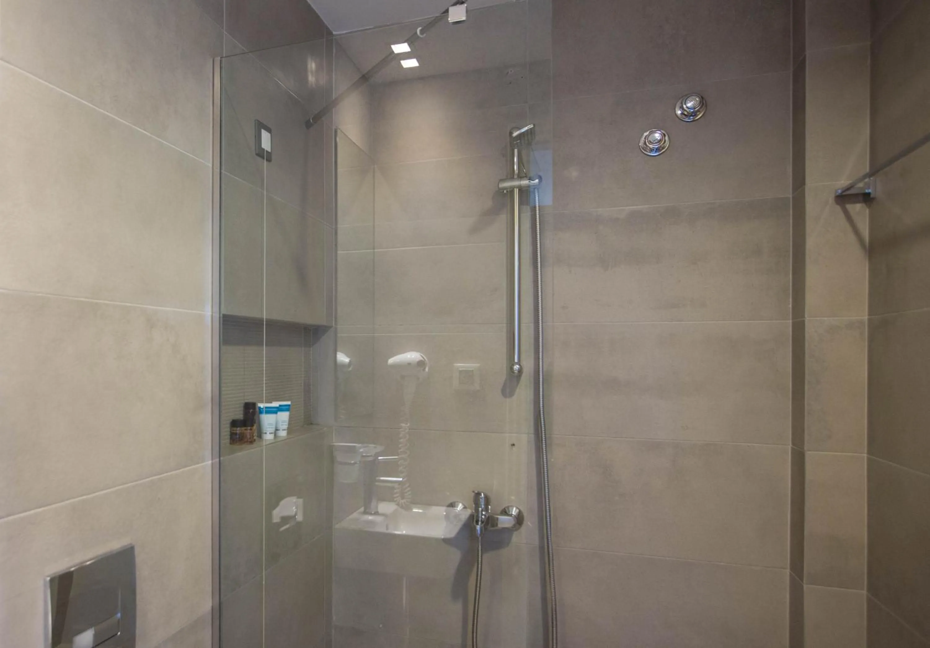 Bathroom in Leto Nuevo Hotel