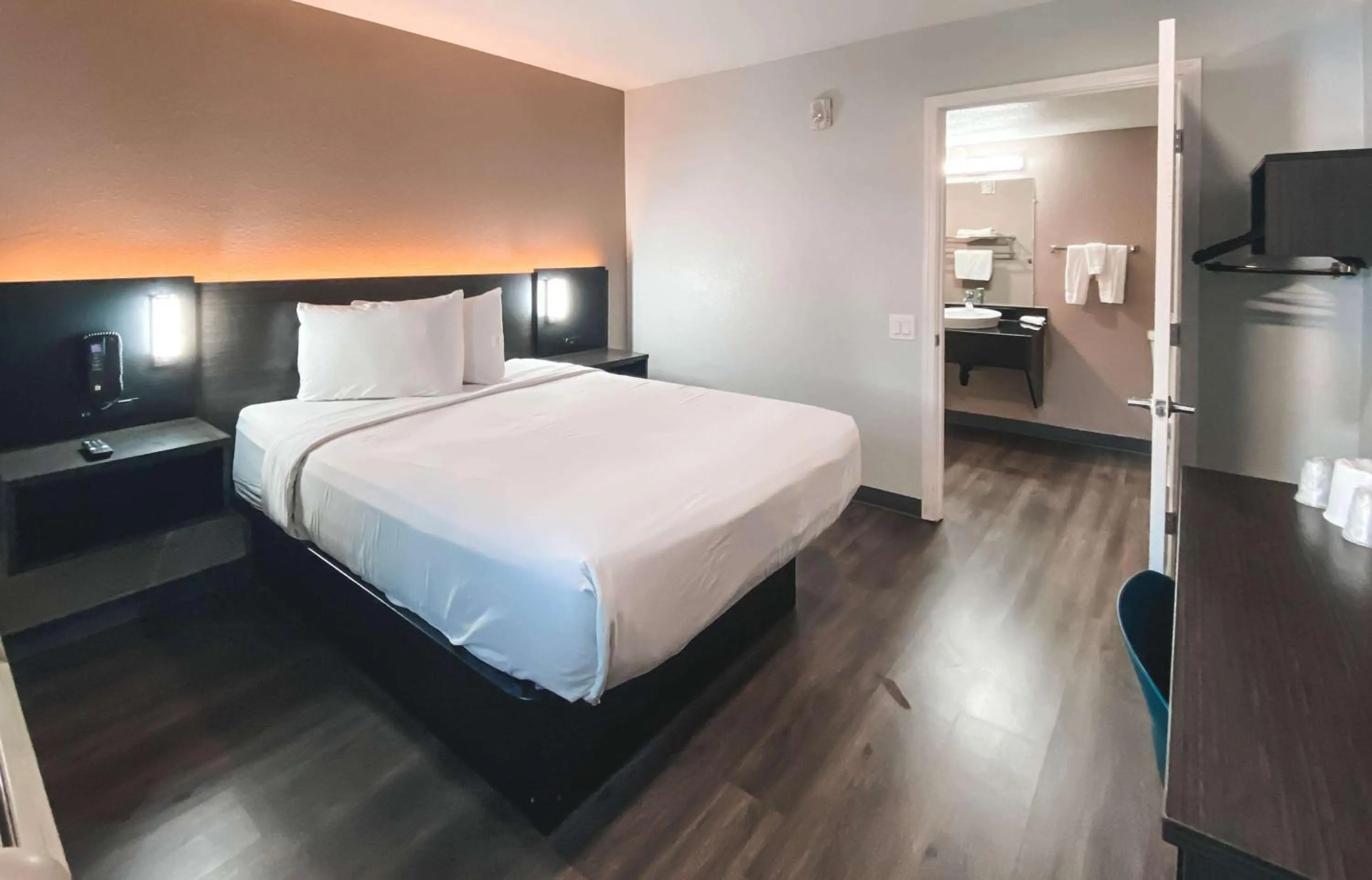 Bedroom, Bed in Studio 6 West Sacramento CA