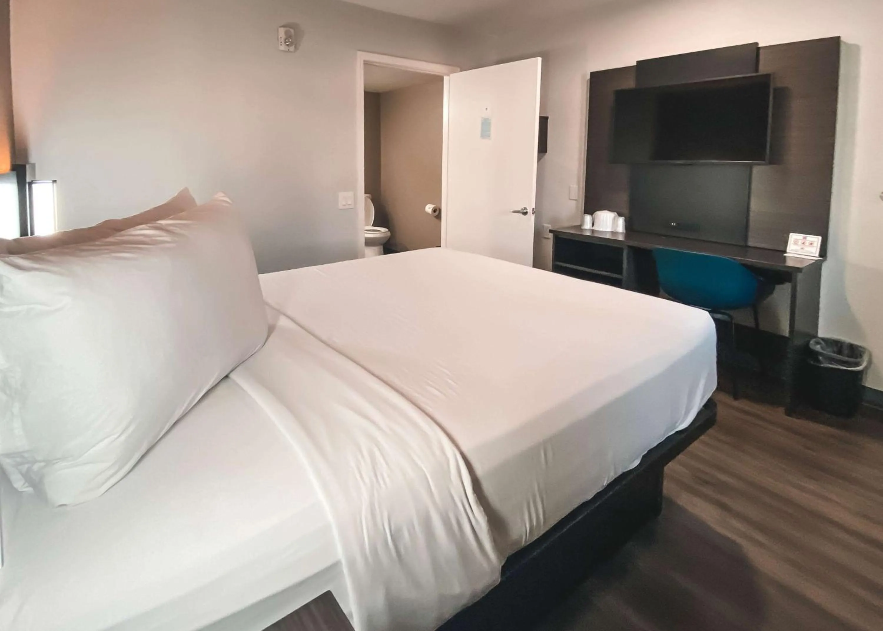 Bedroom, Bed in Studio 6 West Sacramento CA