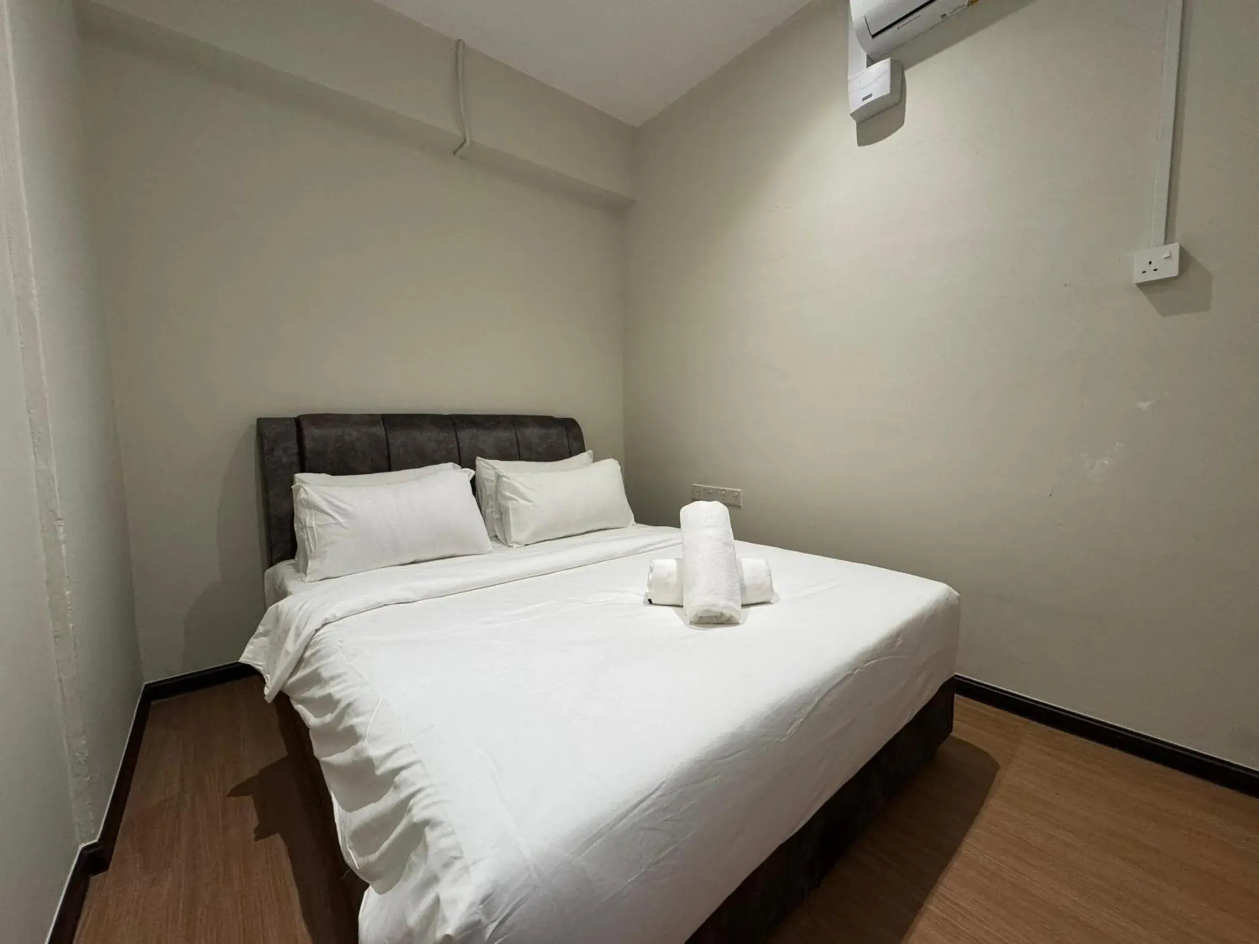 Queen Room with Shared Bathroom in Swing and Pillows - Malacca Mahkota Parade Queen Room with Shared Bathroom in Swing and Pillows - Malacca Mahkota Parade