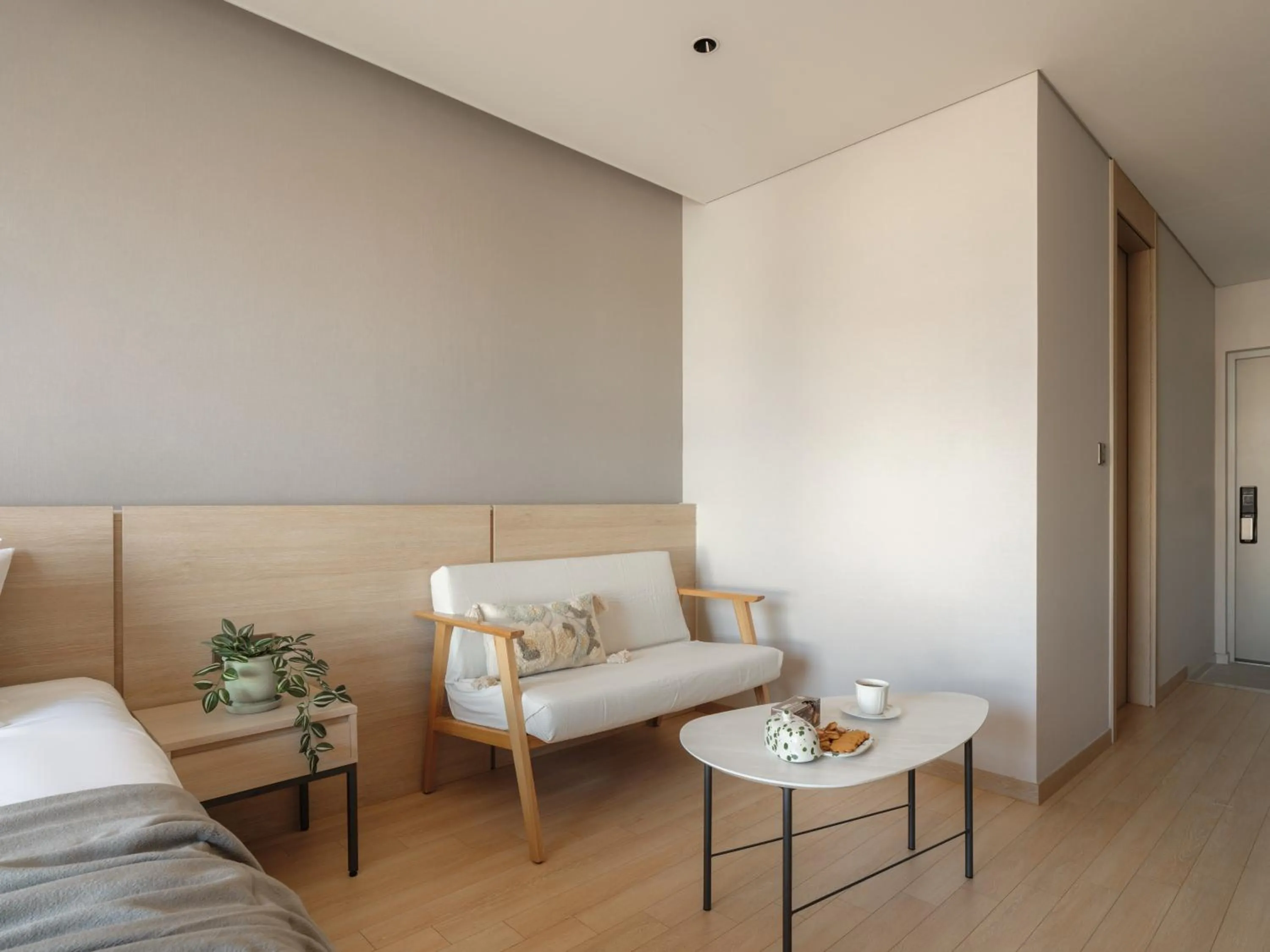 Photo of the whole room, Bed in Le Collective Sokcho Central