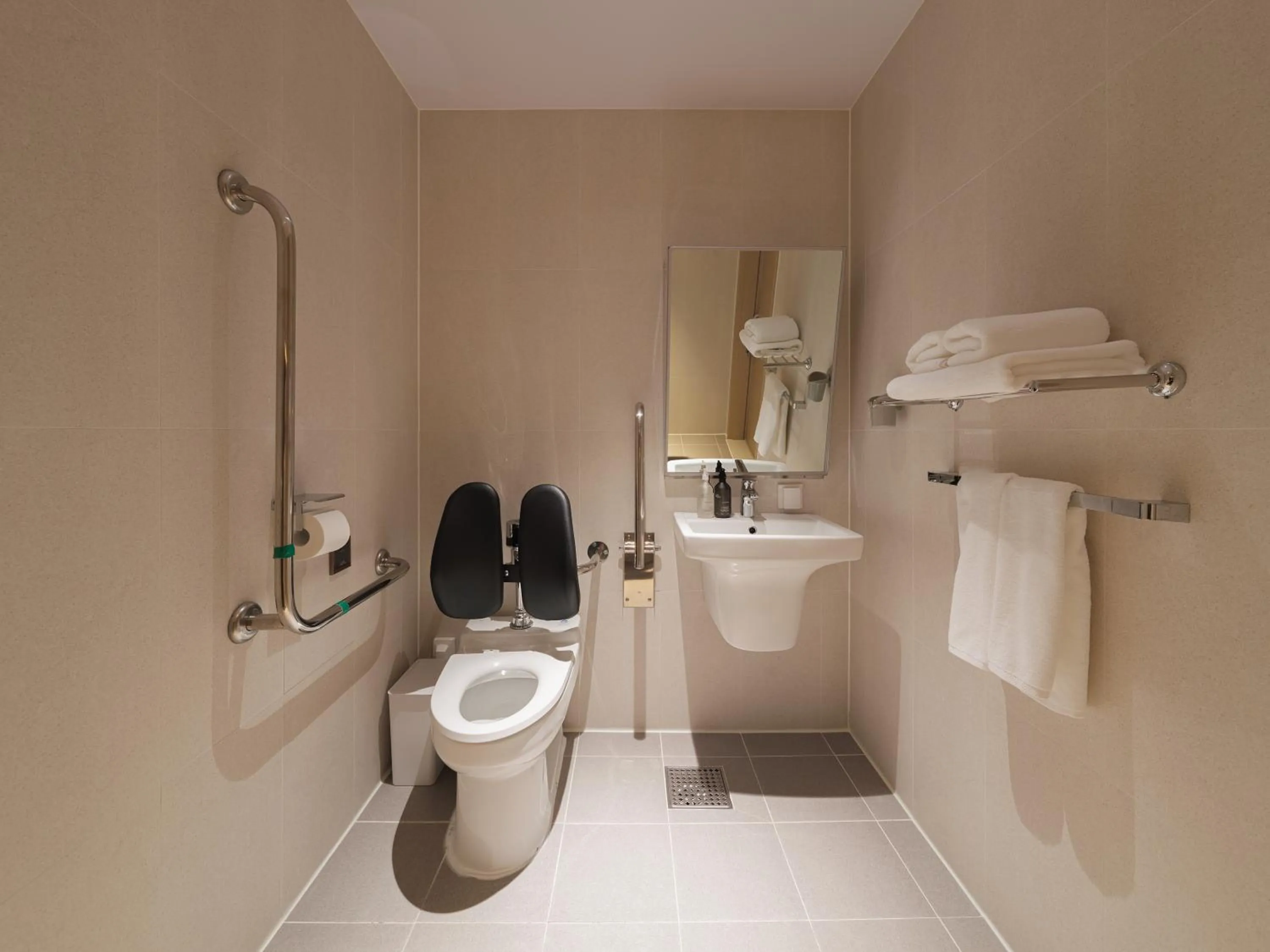 Toilet in Le Collective Sokcho Central