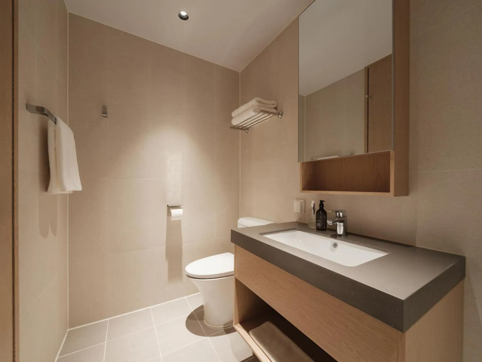 Toilet in Le Collective Sokcho Central